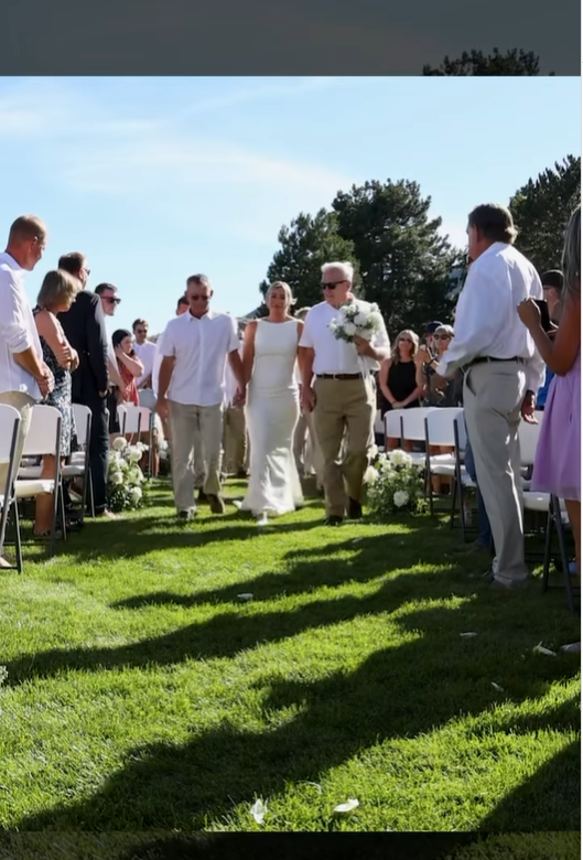 Ivy Jacobsen escortée dans l'allée le jour de son mariage, dans un téléchargement daté du 25 juillet 2023 | Source : Instagram/srofficerivy