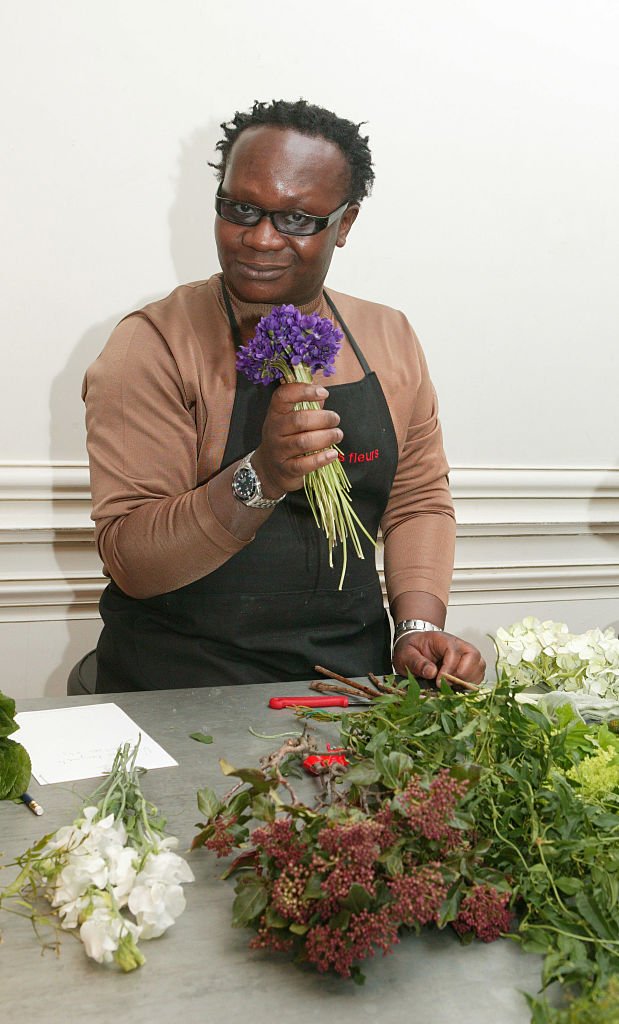 Le présentateur de télévision Magloire (de son vrai nom Delcros Varaud) suit des cours de composition florale. Il présente les émissions animées pour adolescents "Pelle et Rateau" et "Morning Live" sur M6. | Photo : Getty Images