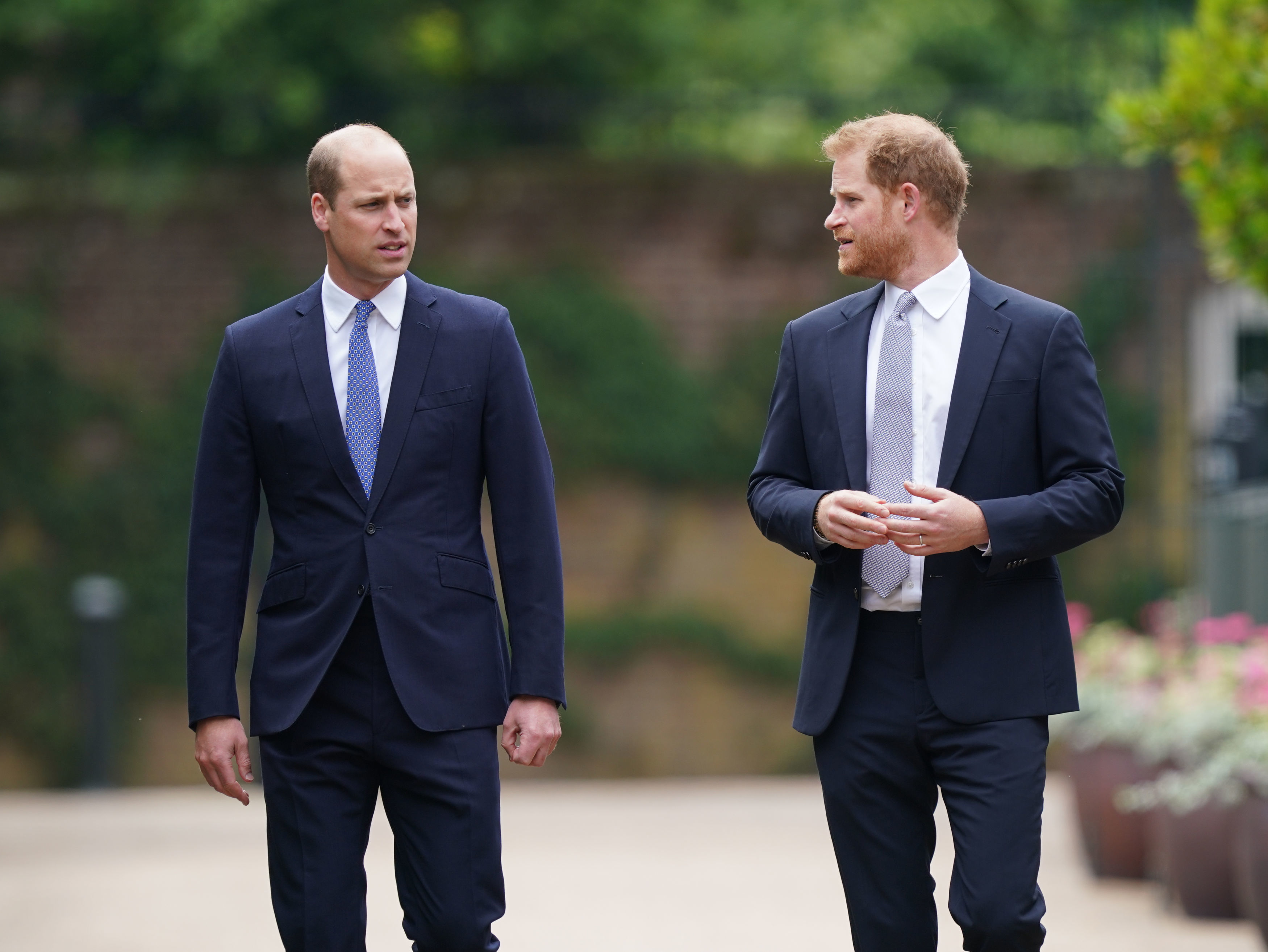 Le prince William et le prince Harry lors de l'inauguration d'une statue qu'ils ont commandée de leur mère Diana, princesse de Galles, à Londres, en Angleterre, le 1er juillet 2021 | Source : Getty Images