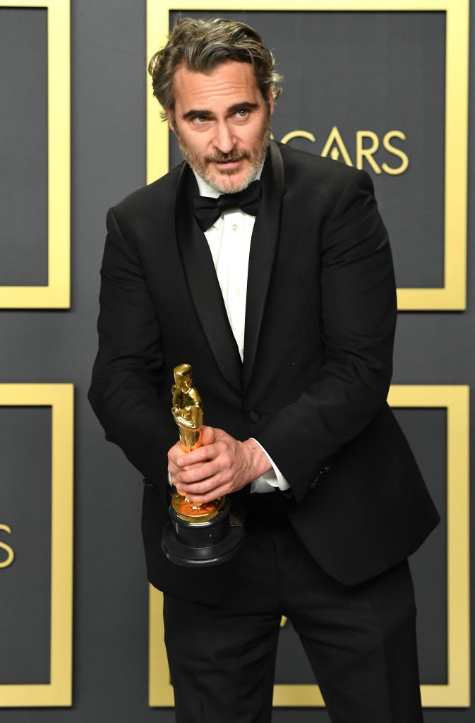 L'acteur Joaquin Phoenix avec son Oscar | Photo : Getty Images