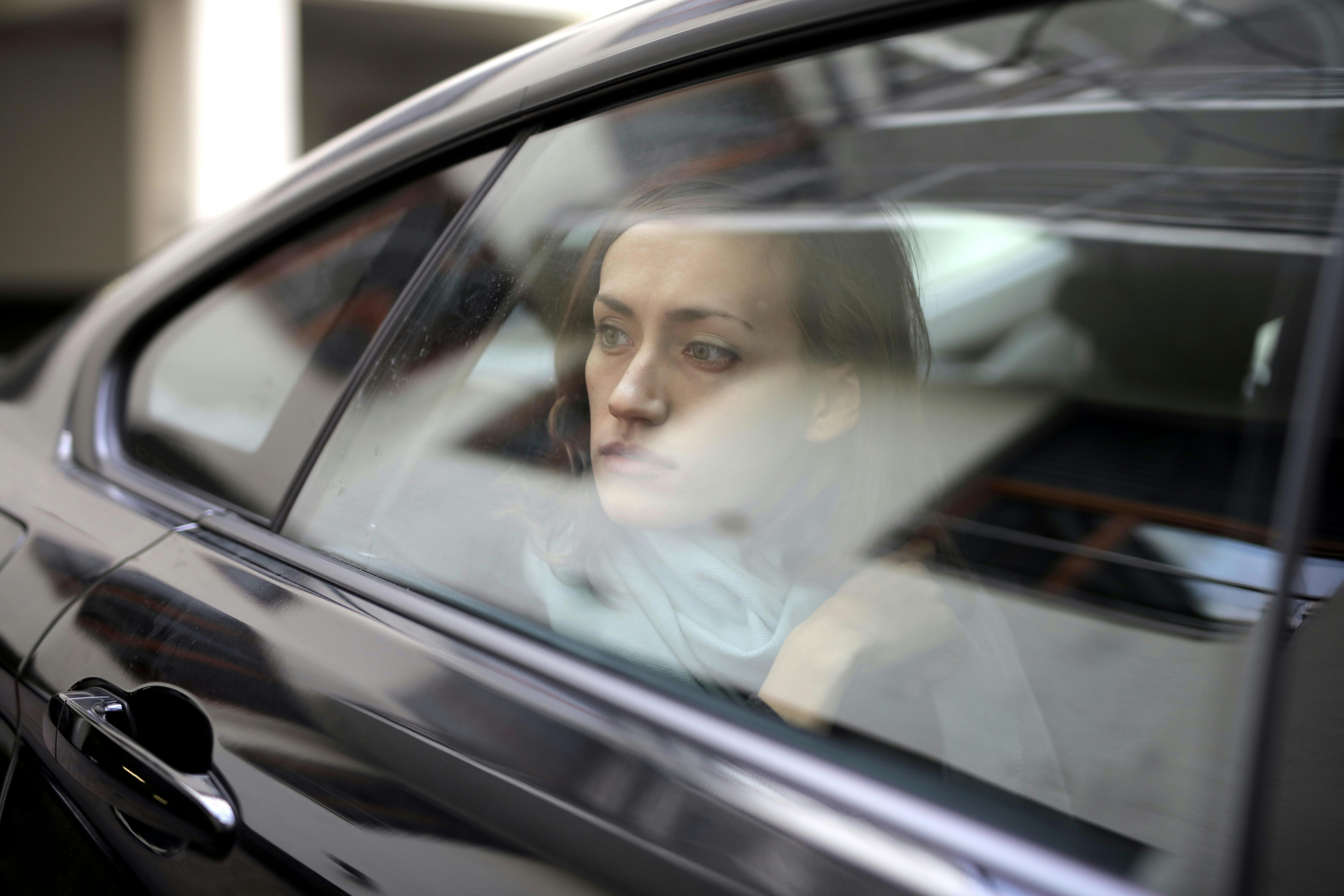 Femme regardant par la fenêtre d'une voiture | Source : Pexels