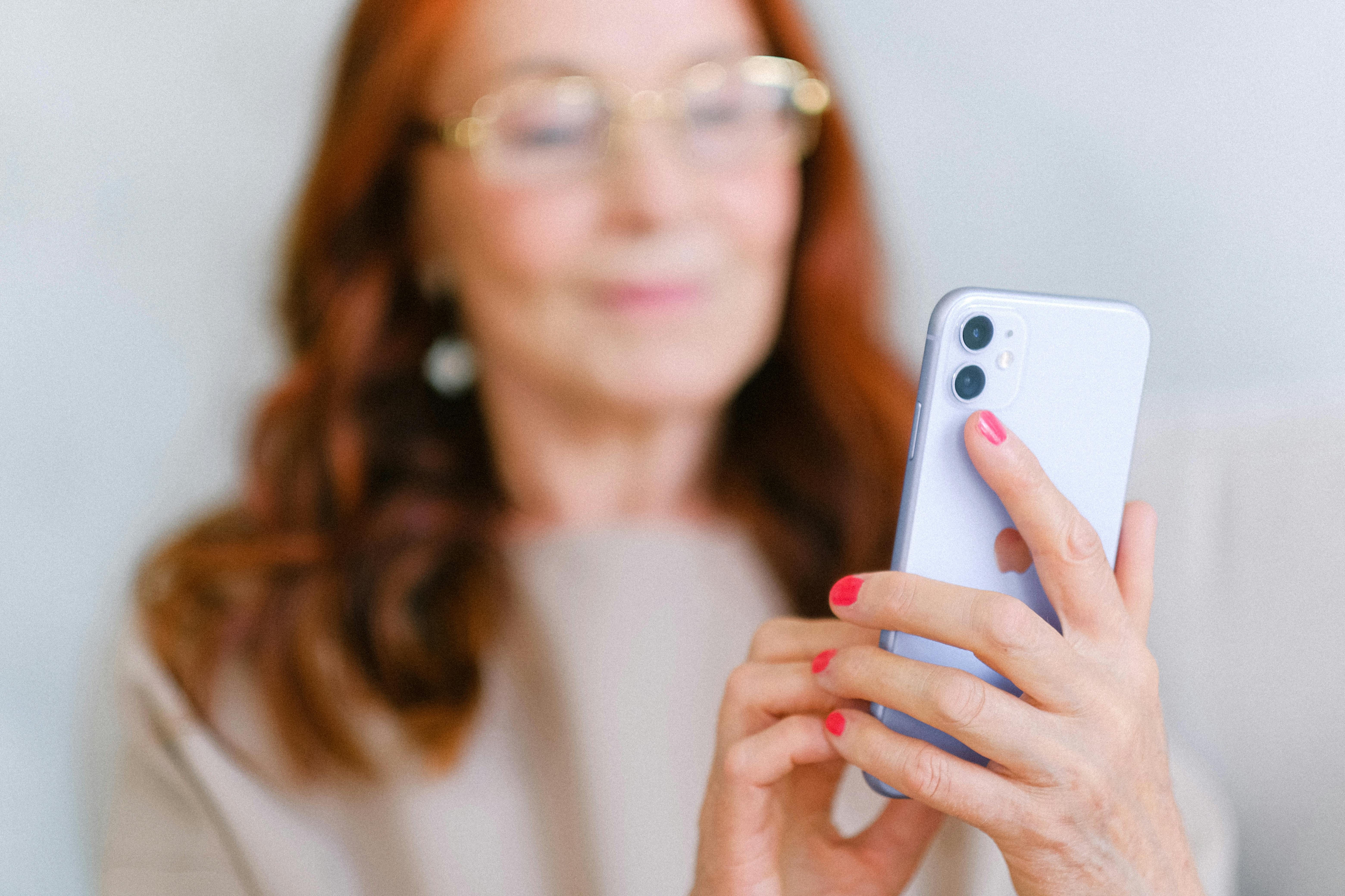 Femme âgée filmant avec son téléphone | Source : Pexels