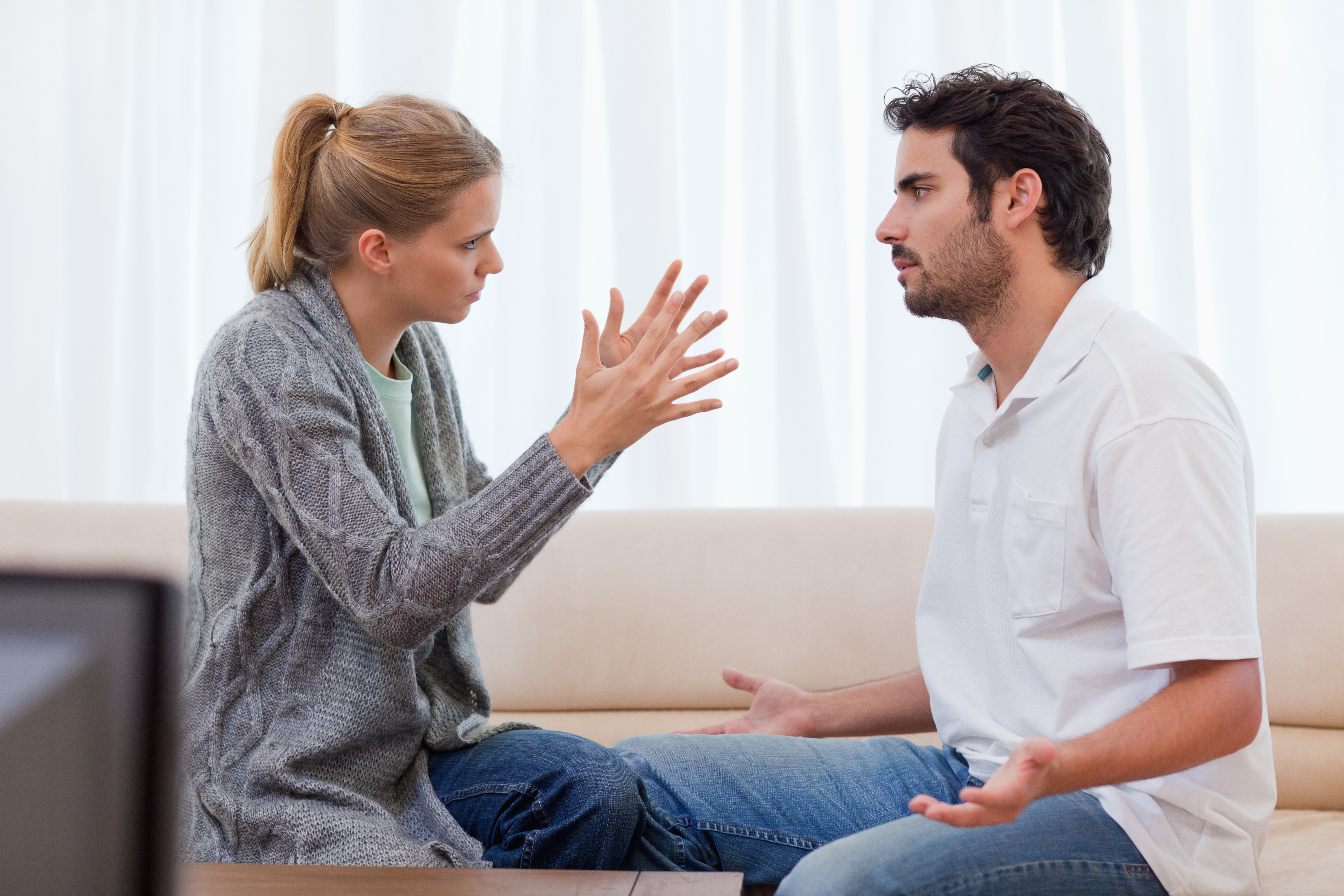 Une femme en colère contre son mari dans leur salon | Source : Shutterstock