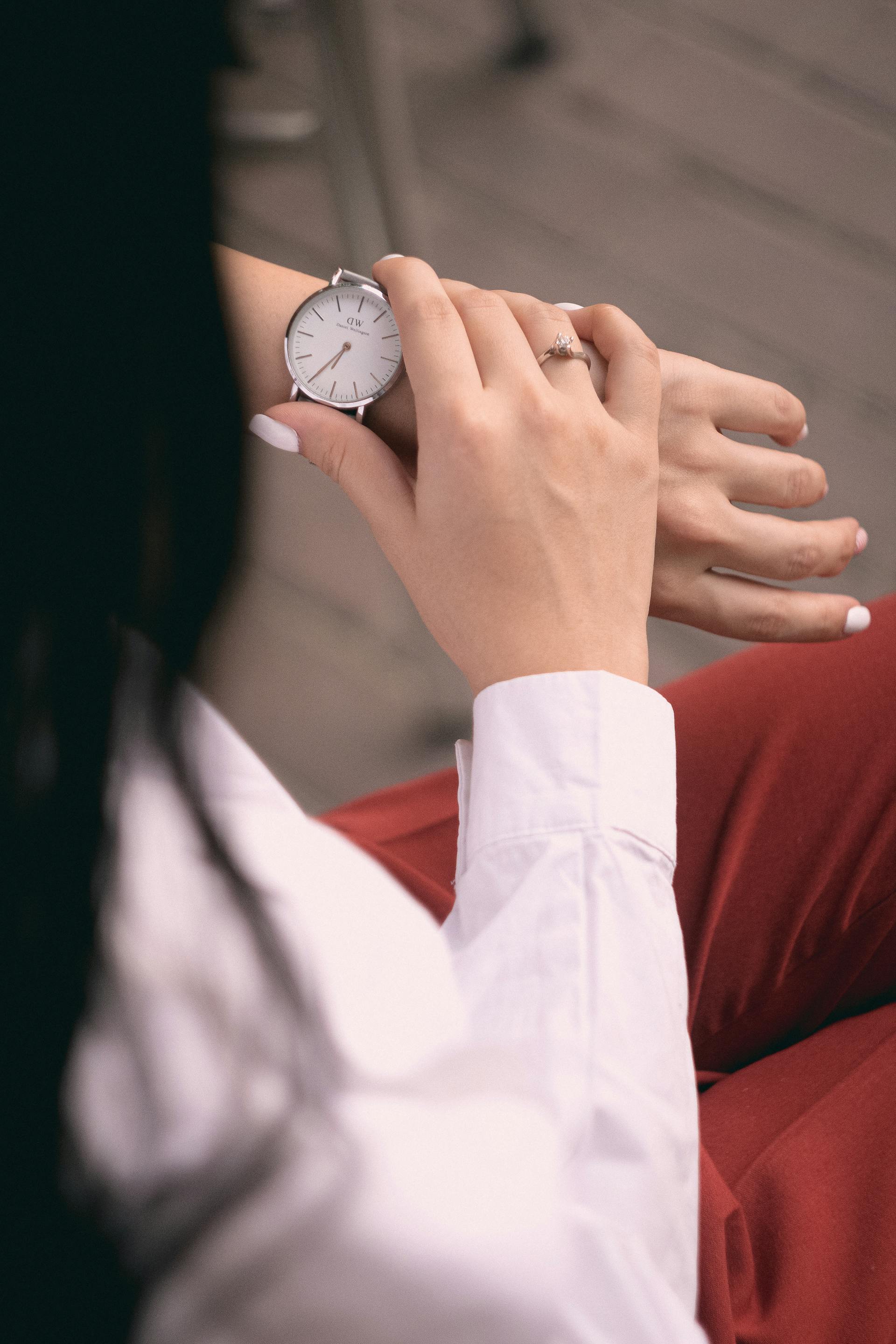 Femme regardant sa montre | Source : Pexels