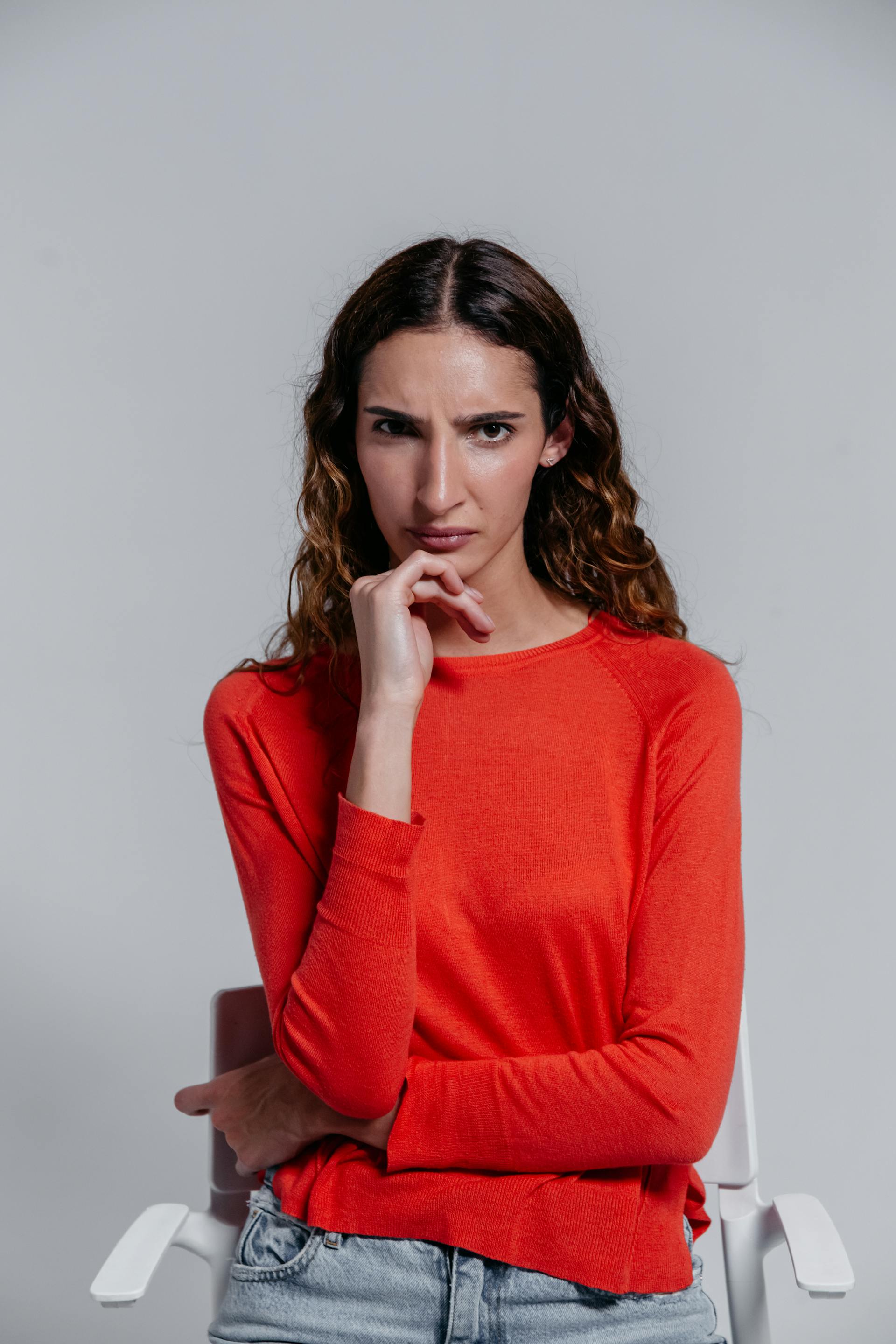 Une femme qui regarde quelqu'un avec impatience | Source : Pexels