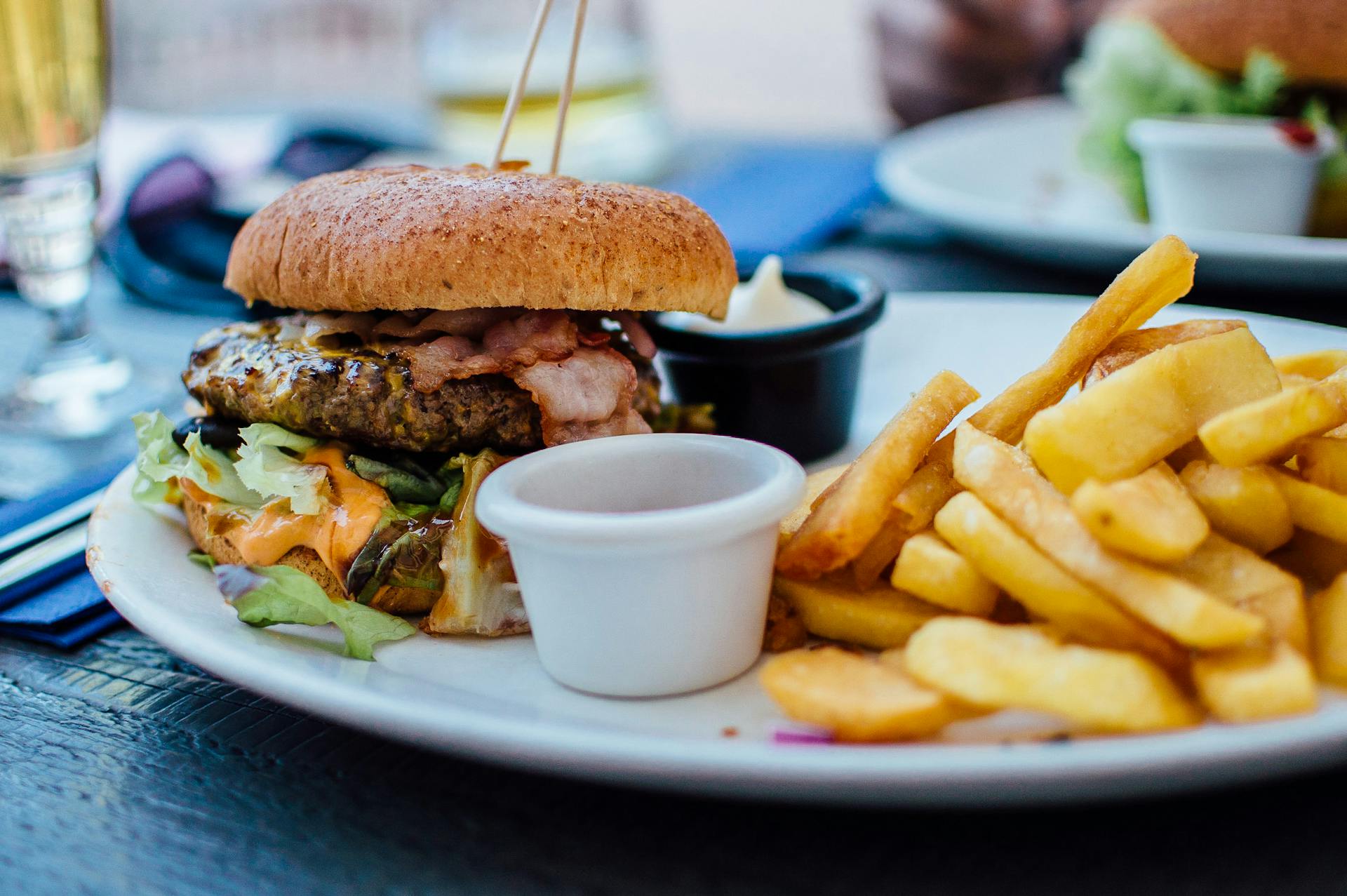 Un hamburger et des frites dans une assiette | Source : Pexels
