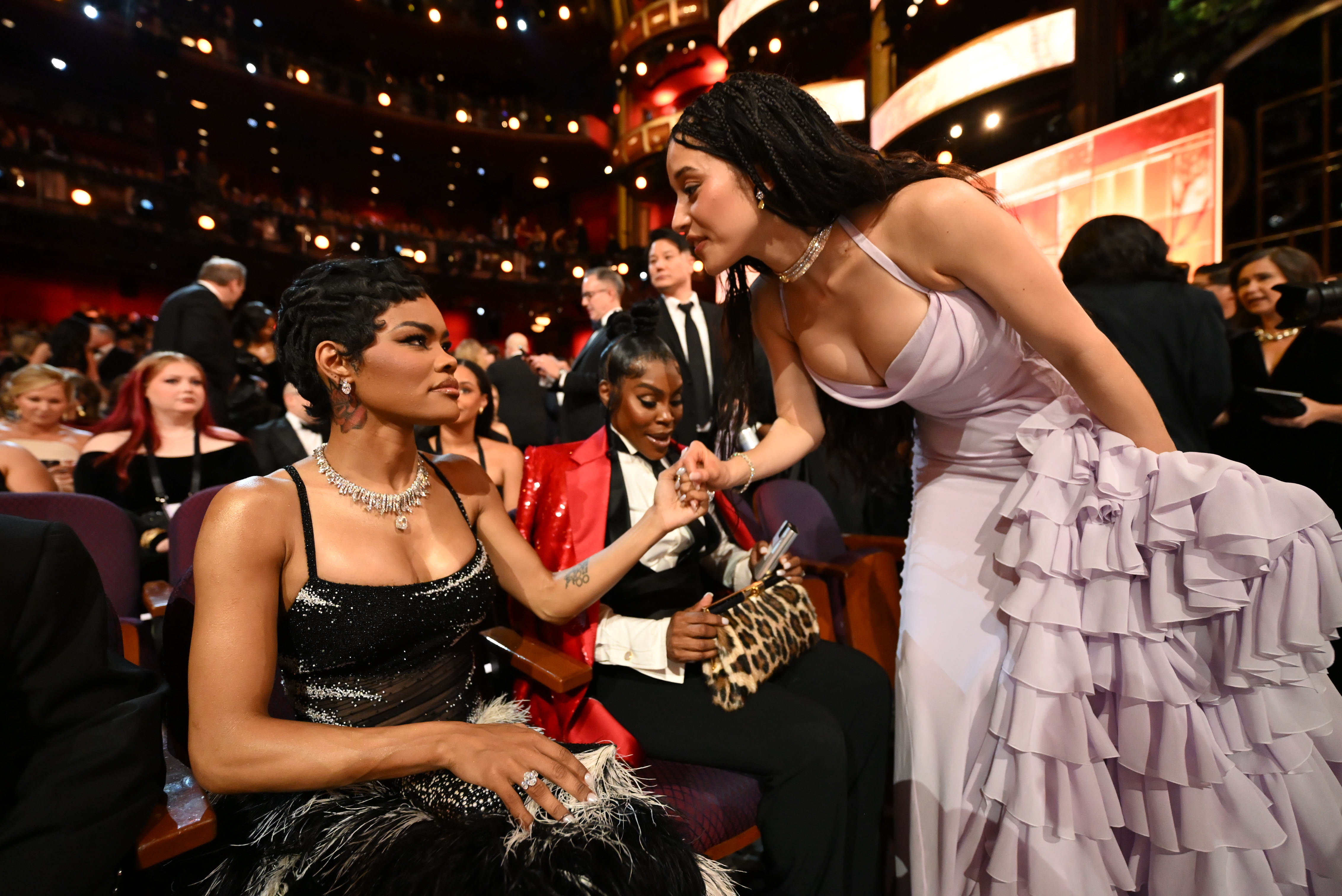 Teyana Taylor et Chase Infiniti s'entretiennent lors de la 98e cérémonie des Oscars au Dolby Theatre, le 15 mars 2026, à Hollywood, en Californie. | Source : Getty Images