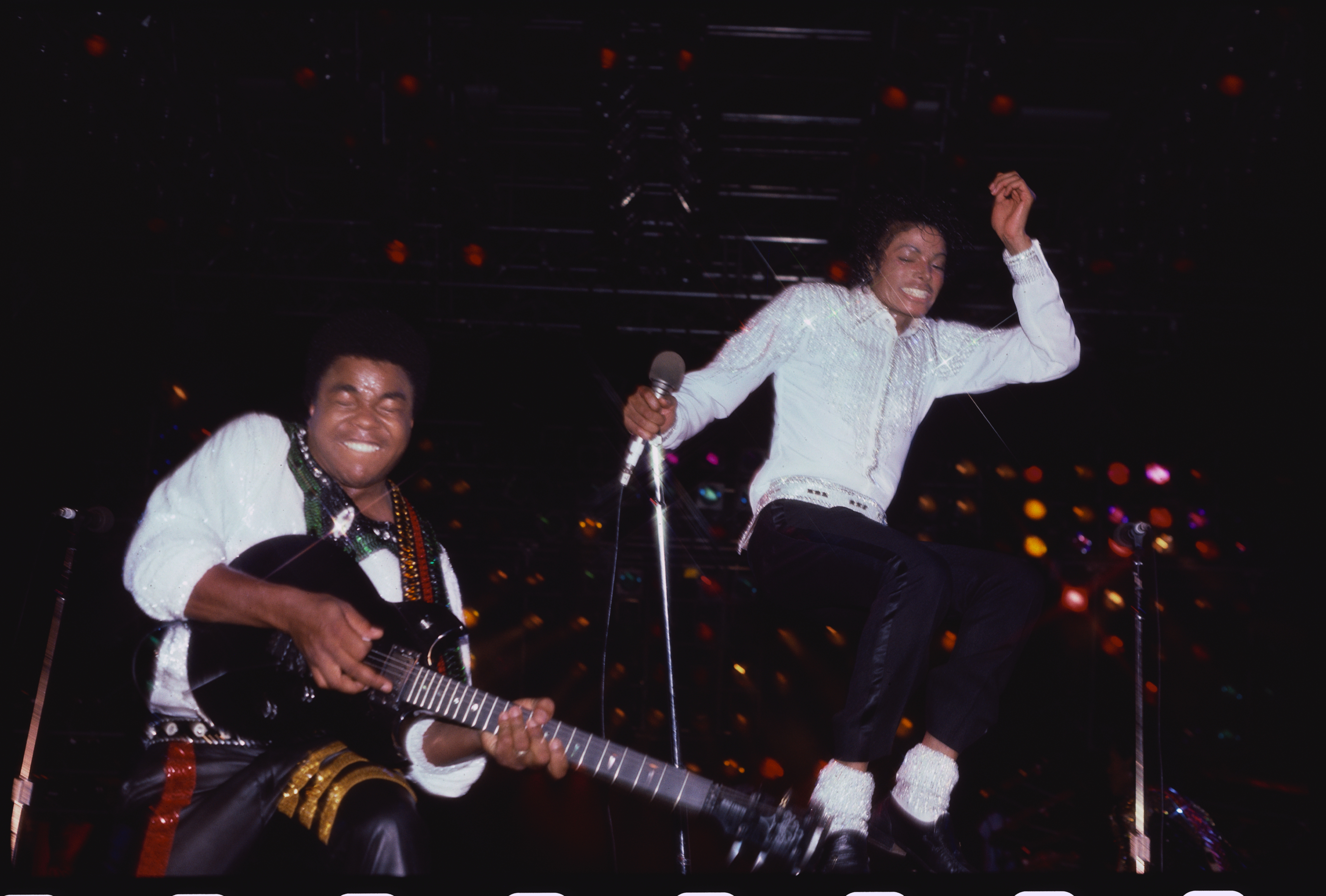 Tito et Michael Jackson se produisent lors de la tournée Victory Tour des Jackson 5 en 1984. | Source : Getty Images