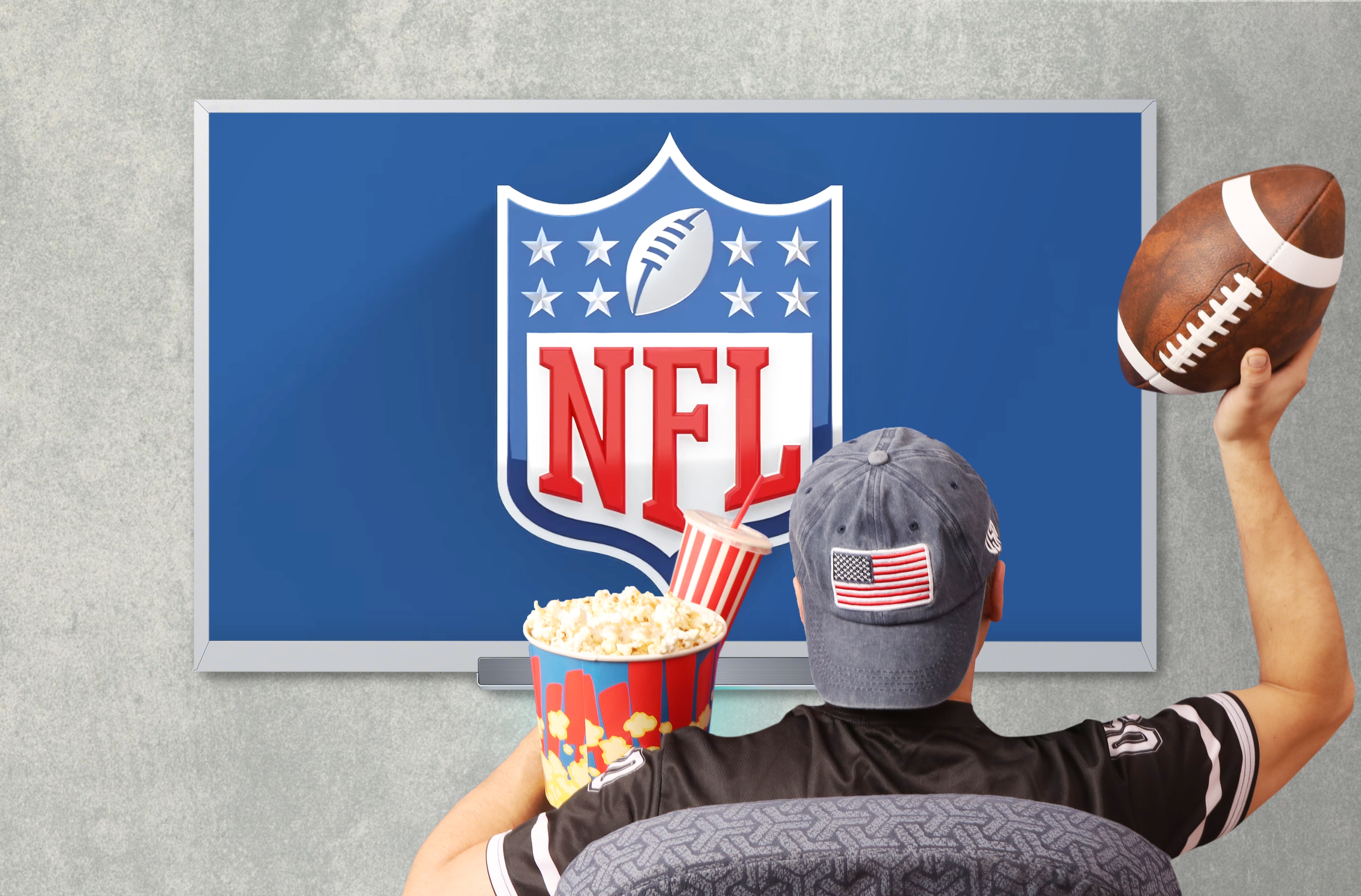 Un homme regardant la NFL à la télévision | Source : Shutterstock