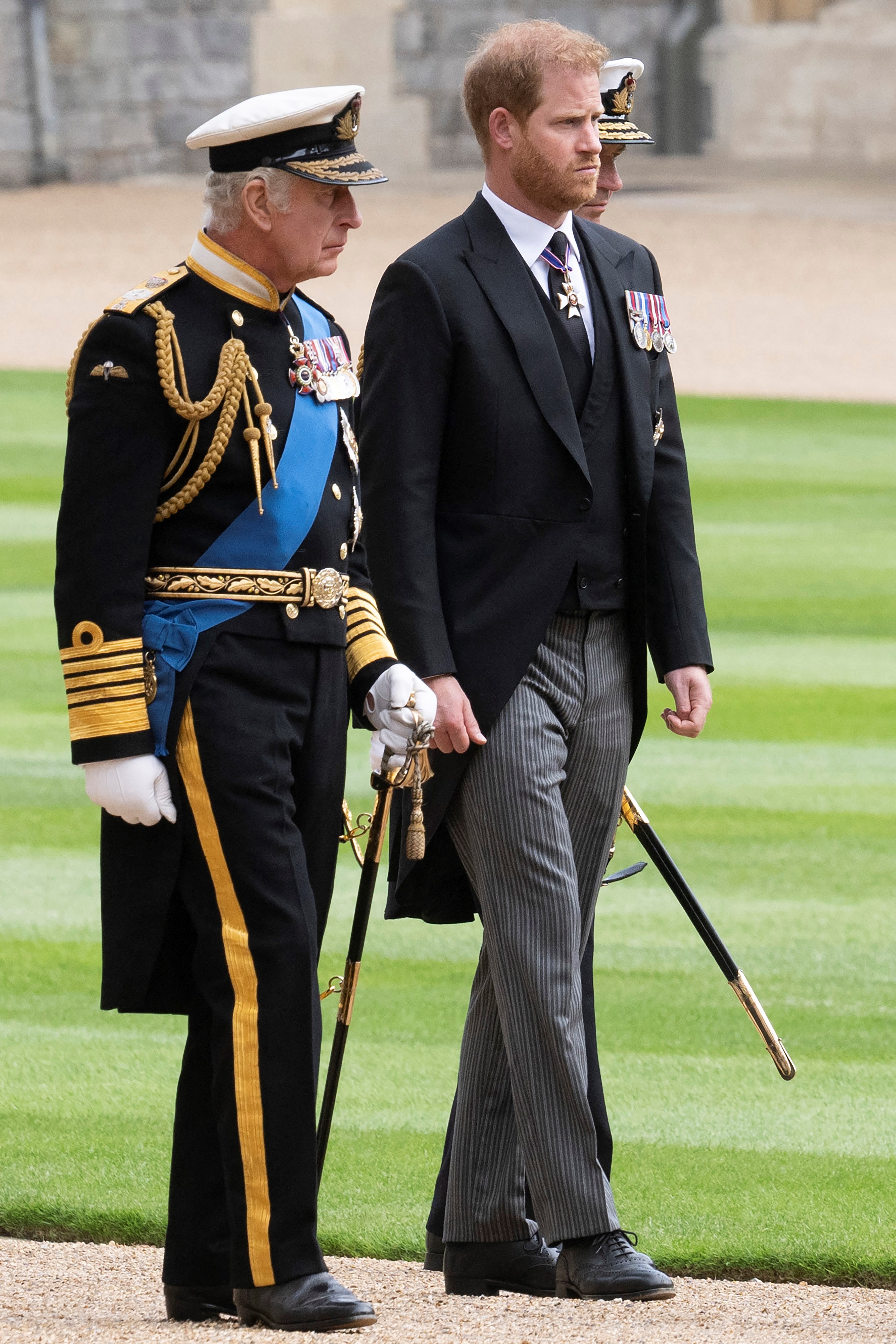 Le roi Charles III et le prince Harry arrivant à la chapelle St George à l'intérieur du château de Windsor à Londres, en Angleterre, le 19 septembre 2022. | Source : Getty Images
