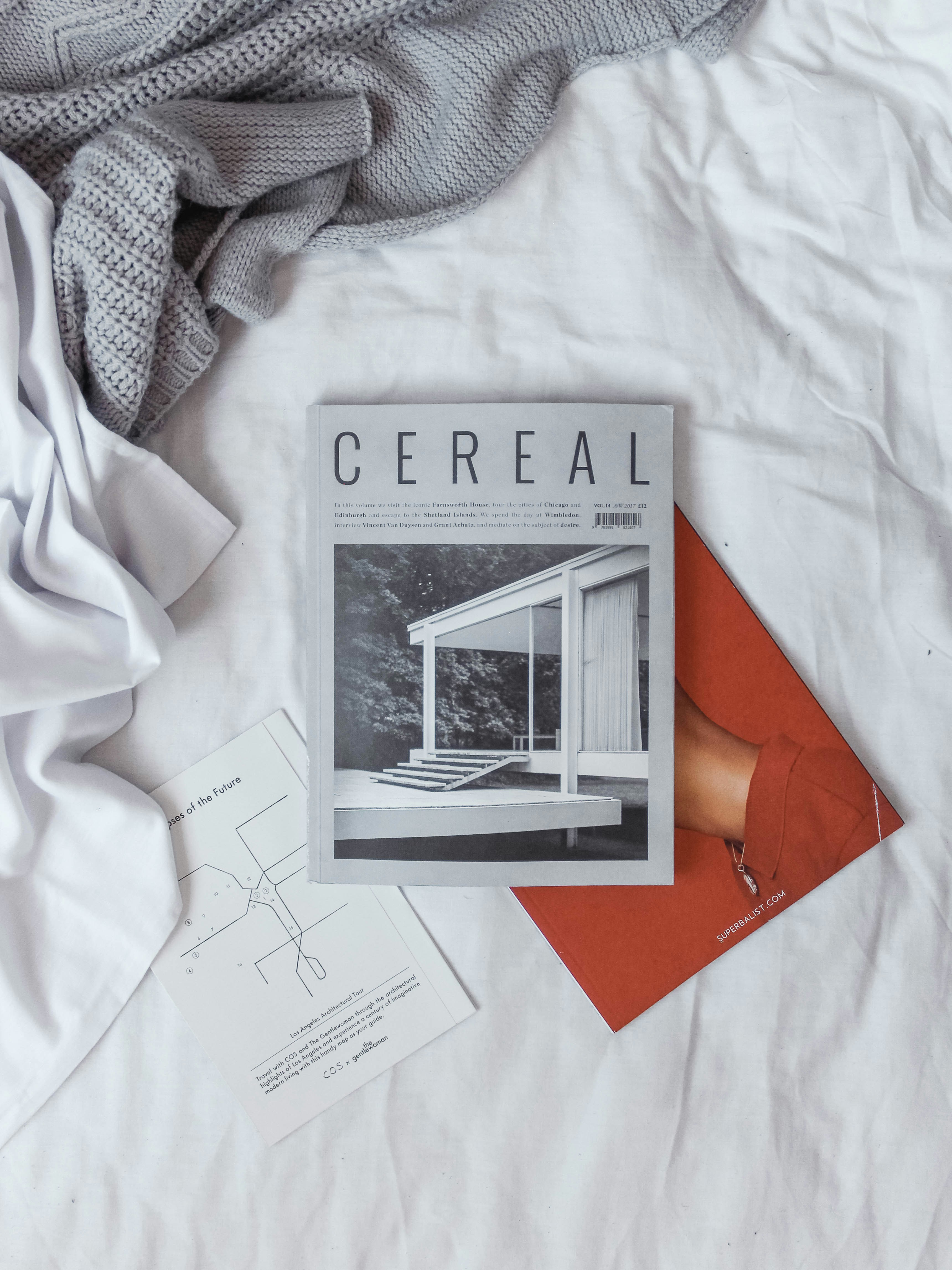 Magazines sur un lit | Source : Unsplash