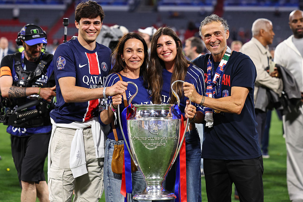 Luis Enrique, célèbre la victoire du PSG avec sa famille et son épouse Elena Cullell lors de la finale de la Ligue des champions de l'UEFA 2025 entre le Paris Saint-Germain et l'Inter Milan à la Munich Football Arena, le 31 mai 2025 à Munich, en Allemagne. Ils tiennent le trophée ensemble.