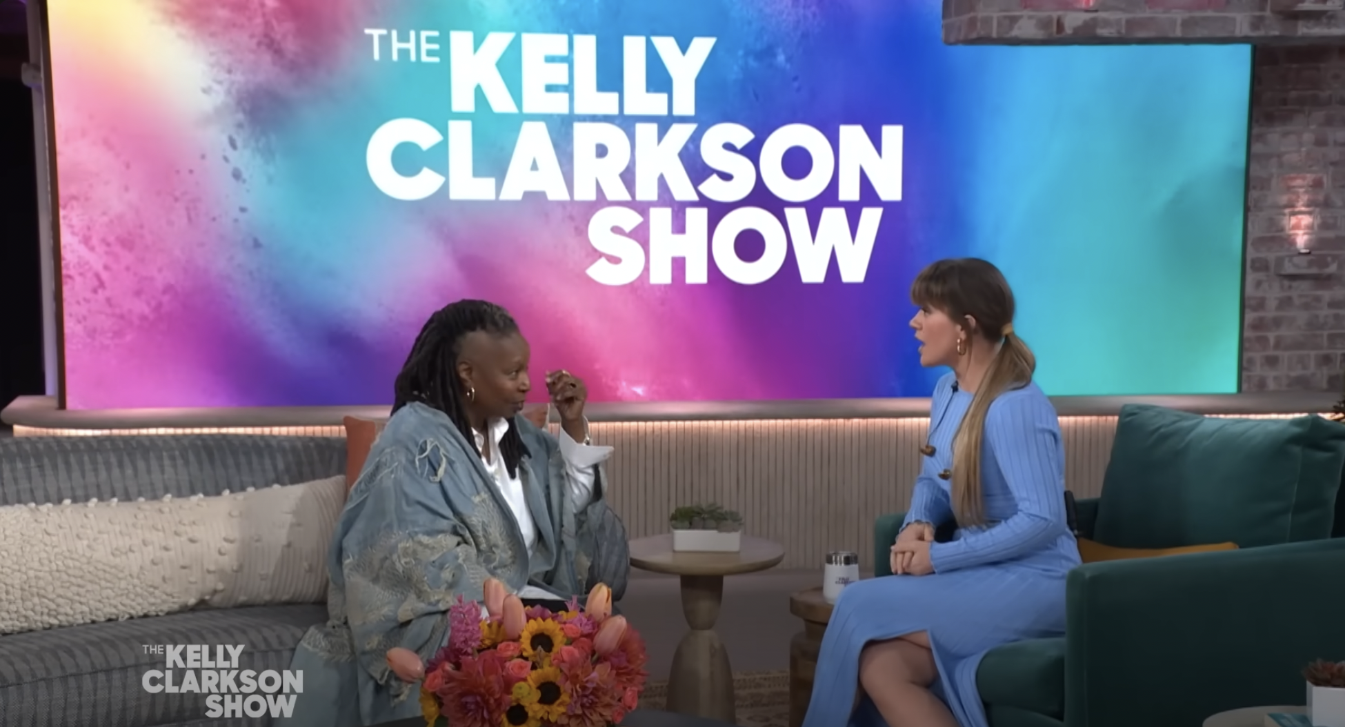 Whoopi Goldberg et Kelly Clarkson dans l'émission "The Kelly Clarkson Show", datée de mai 2024 | Source : Youtube/ The Kelly Clarkson Show