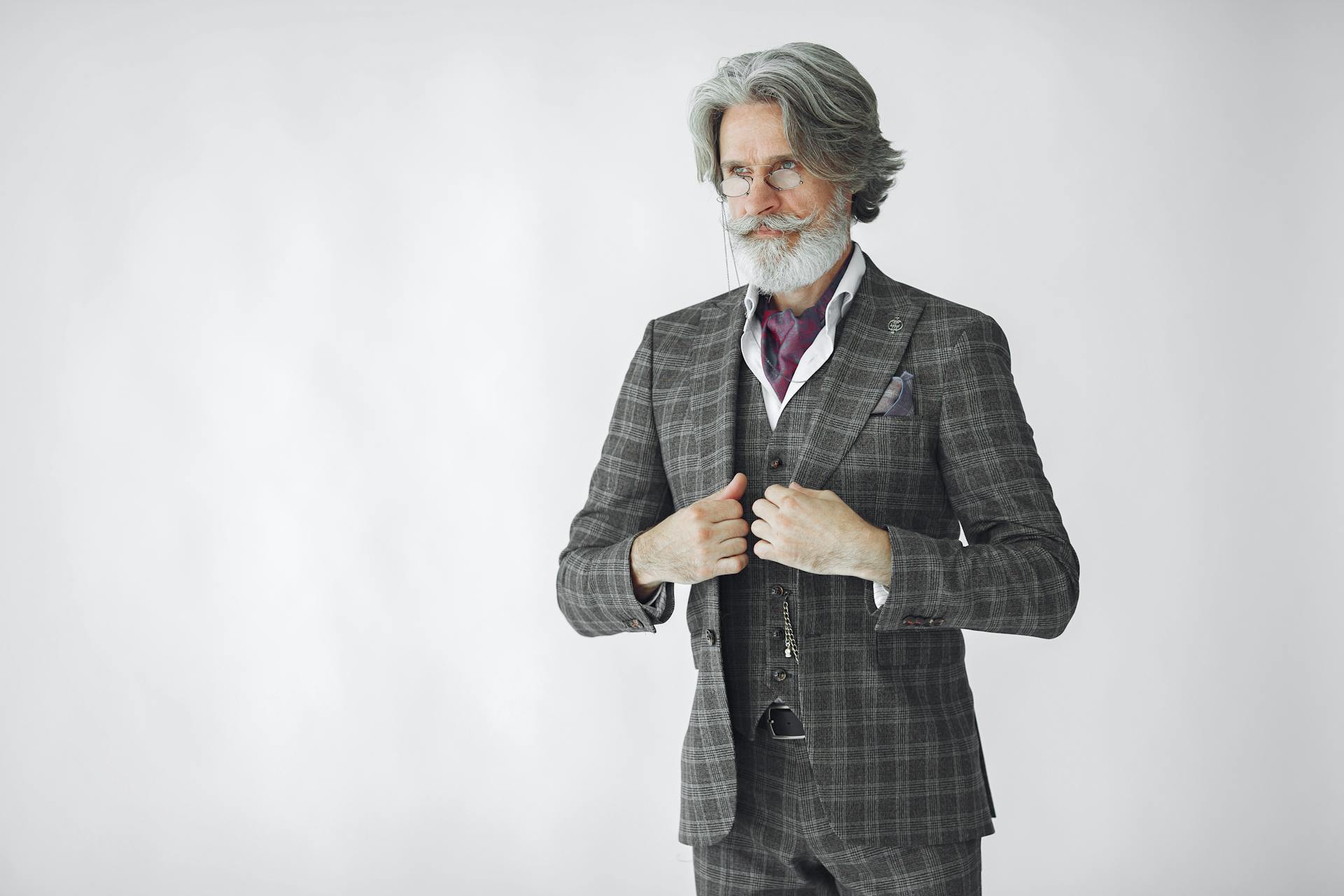Un homme élégant et plus âgé dans un costume coûteux | Source : Pexels