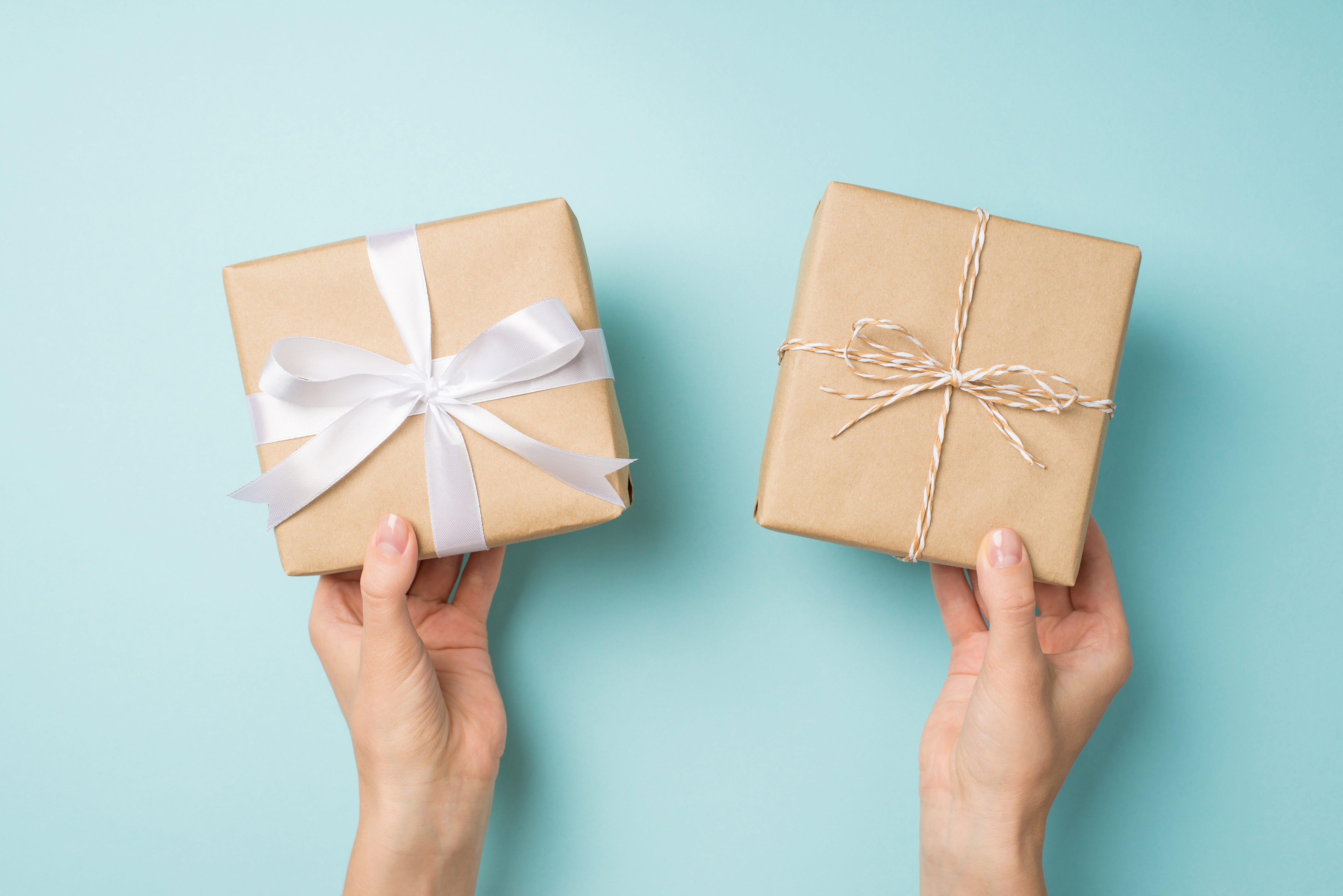 Une personne tenant deux paquets cadeaux| Source : Shutterstock