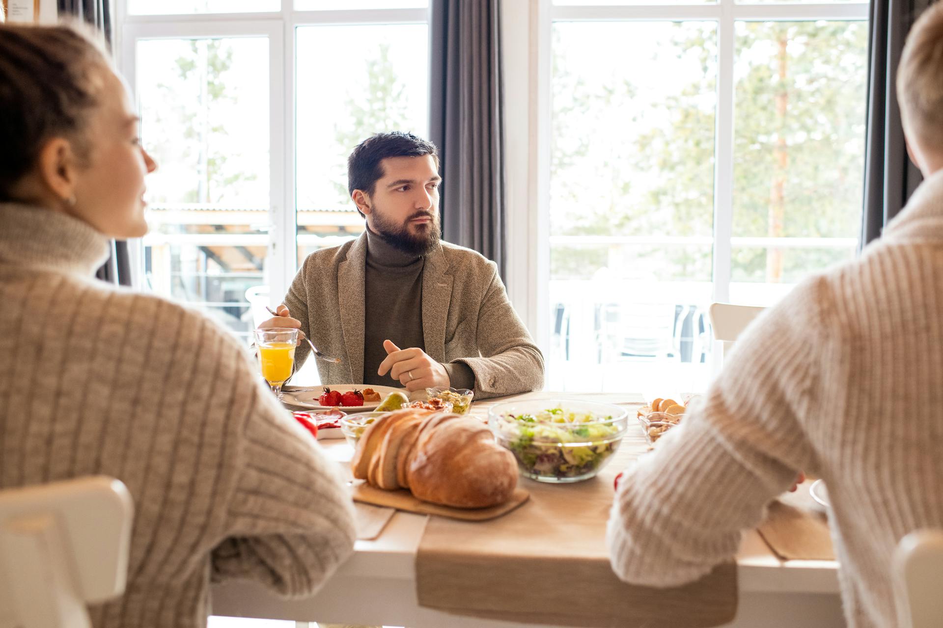 Les gens jettent un coup d'œil de côté pendant le dîner | Source : Pexels
