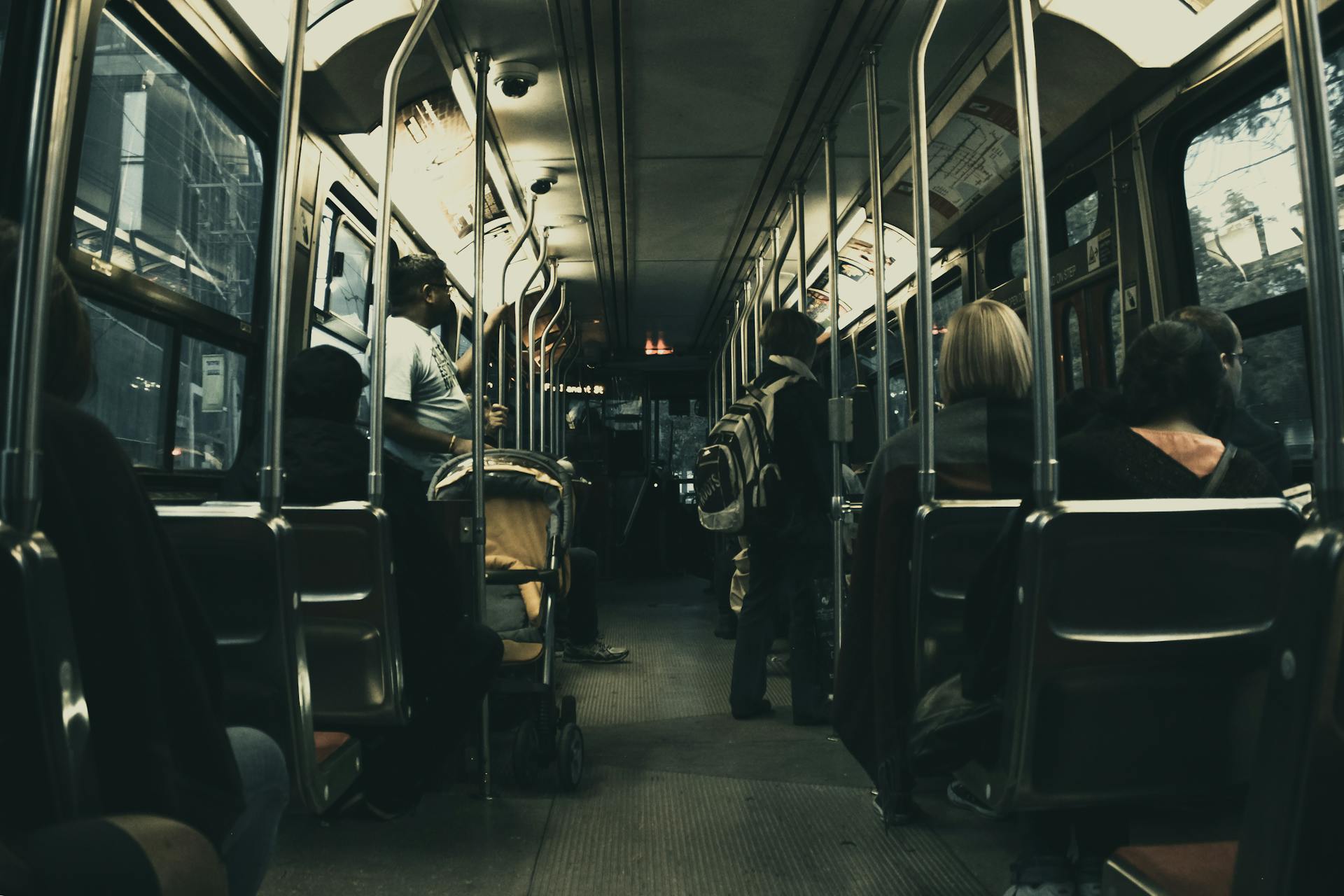 Des banlieusards dans un bus | Source : Pexels