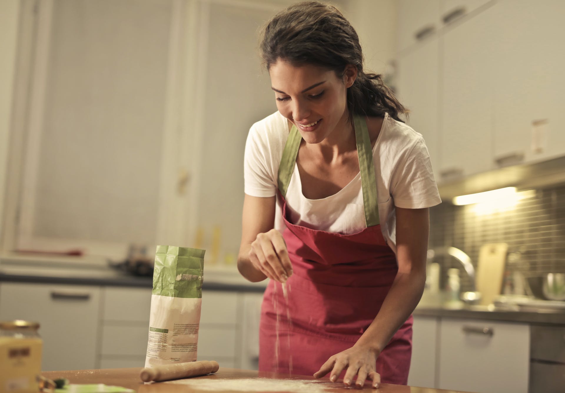 Une femme travaillant dans la cuisine | Source : Pexels