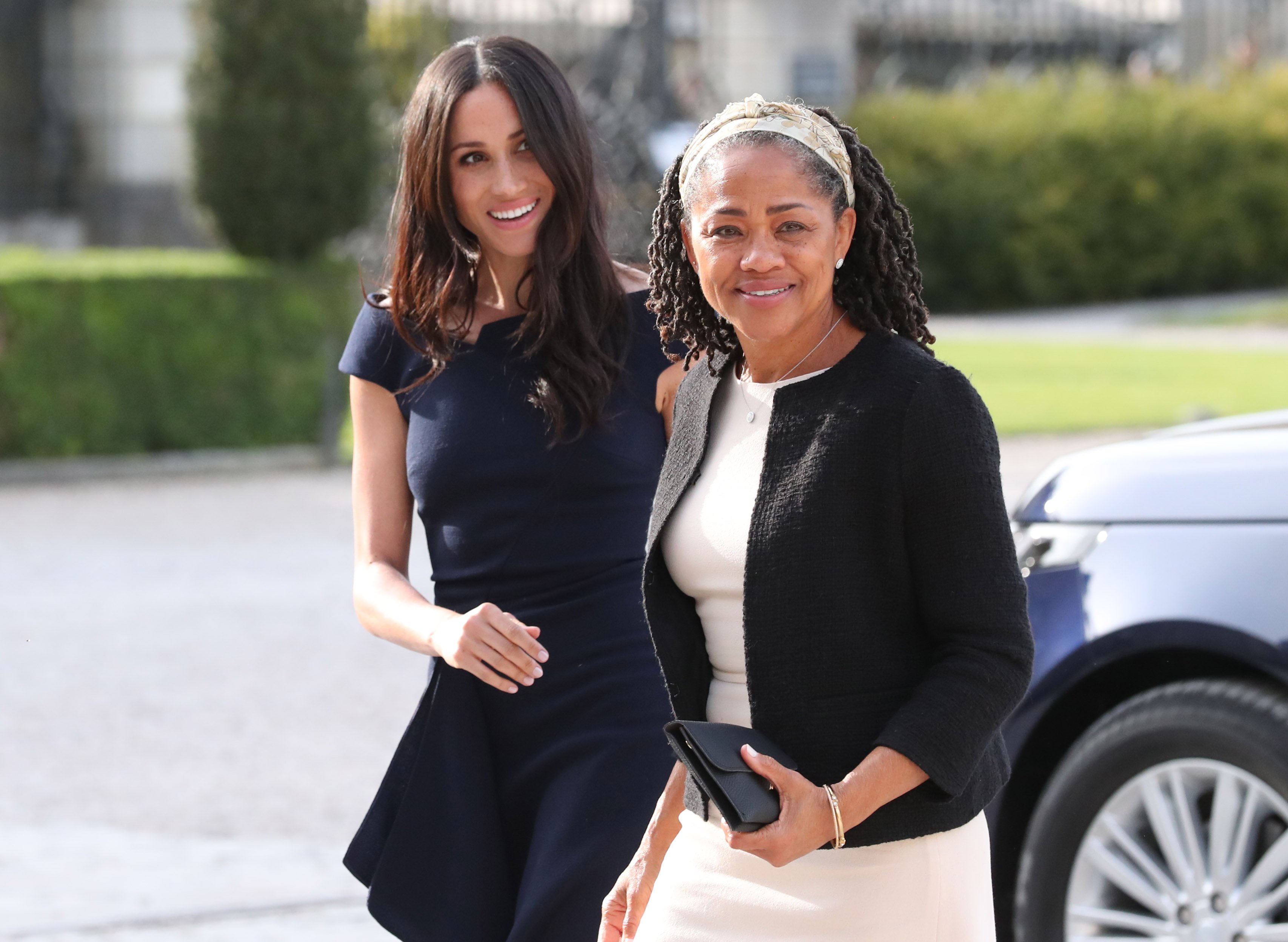 Meghan Markle et sa mère, Doria Ragland arrivent la nuit avant son mariage avec le prince Harry le 18 mai 2018 à Berkshire, en Angleterre. | Source: Getty Images.