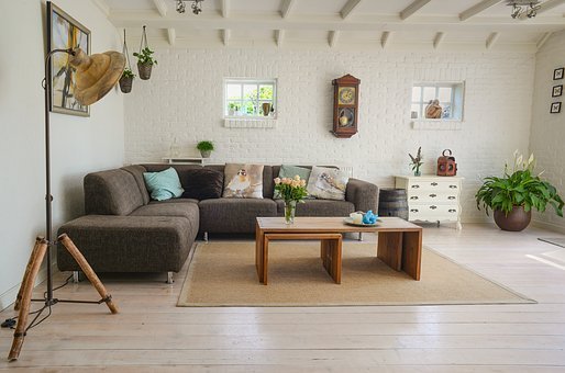 Un living spacieux et ses meubles dans un décor minimaliste. | Pixabay