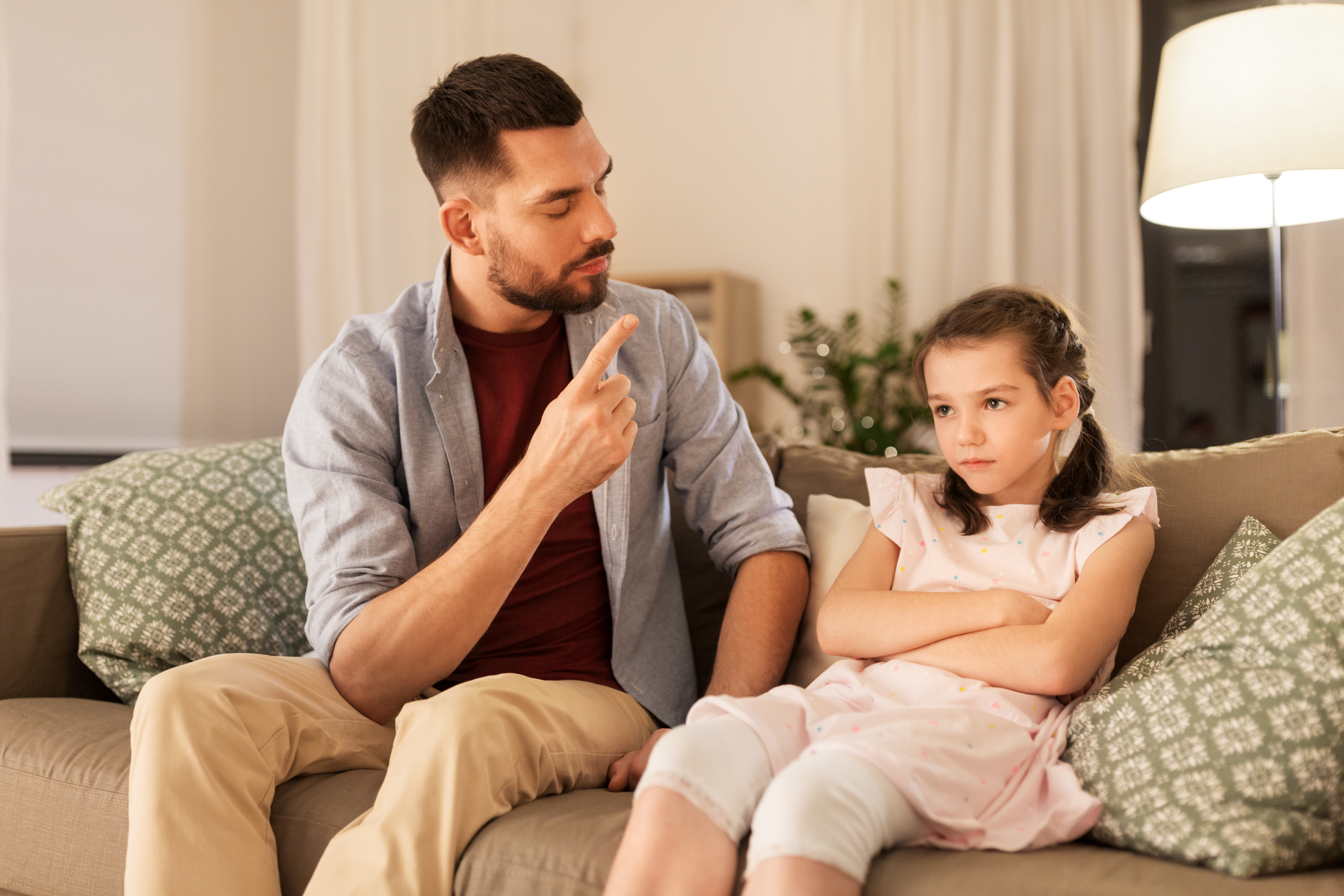 Un père disciplinant sa fille | Source : Shutterstock