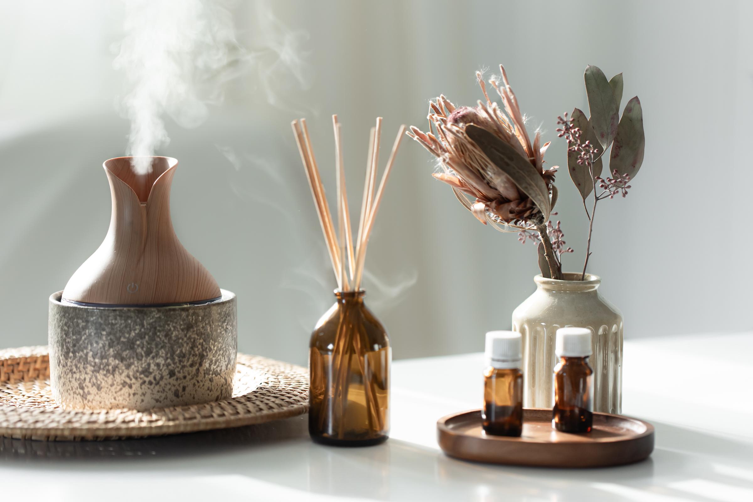 Bâtons d'encens, humidificateur d'air et huiles aromatiques | Source : Freepik