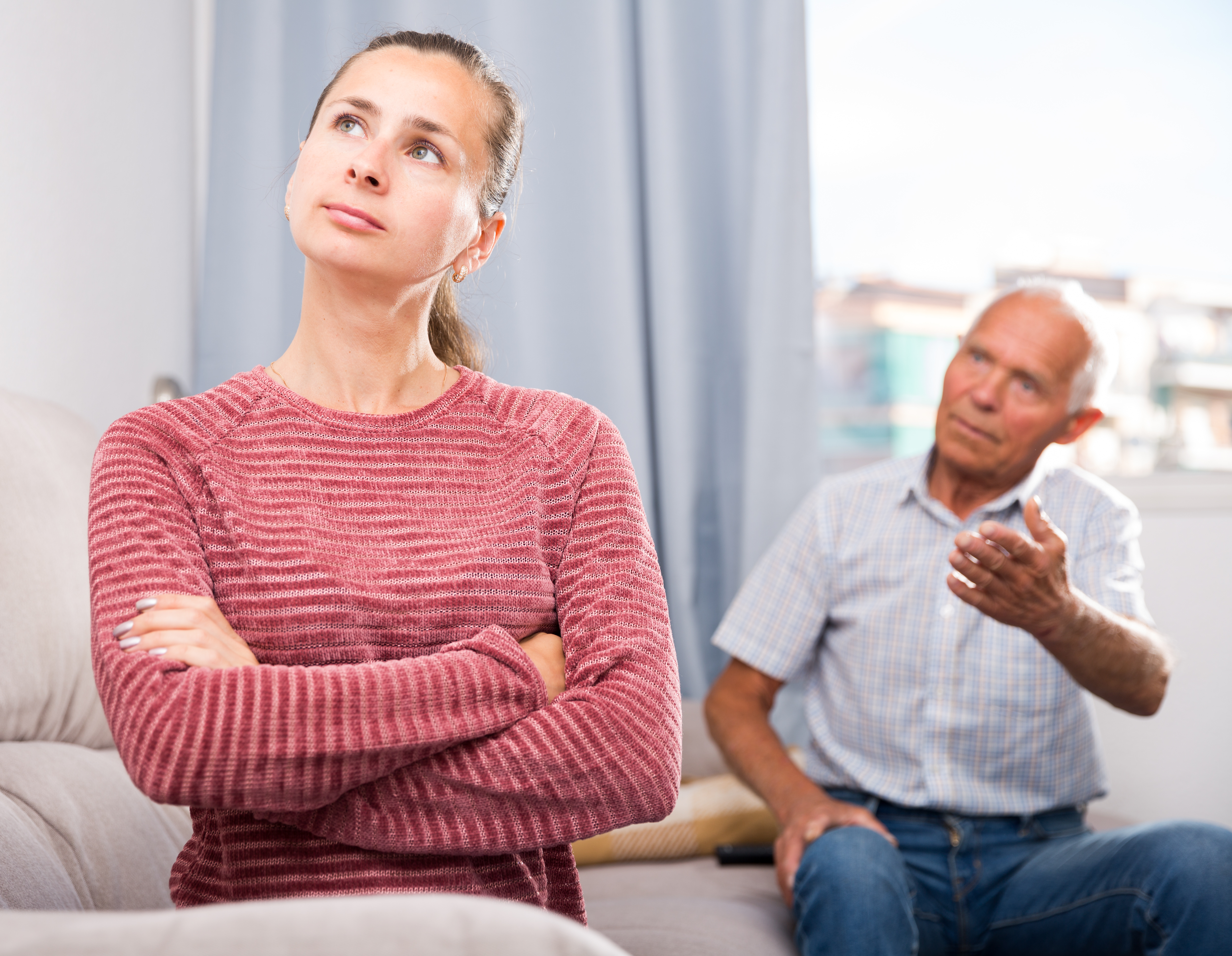 Un homme plus âgé ayant une discussion animée avec une femme plus jeune | Source : Shutterstock