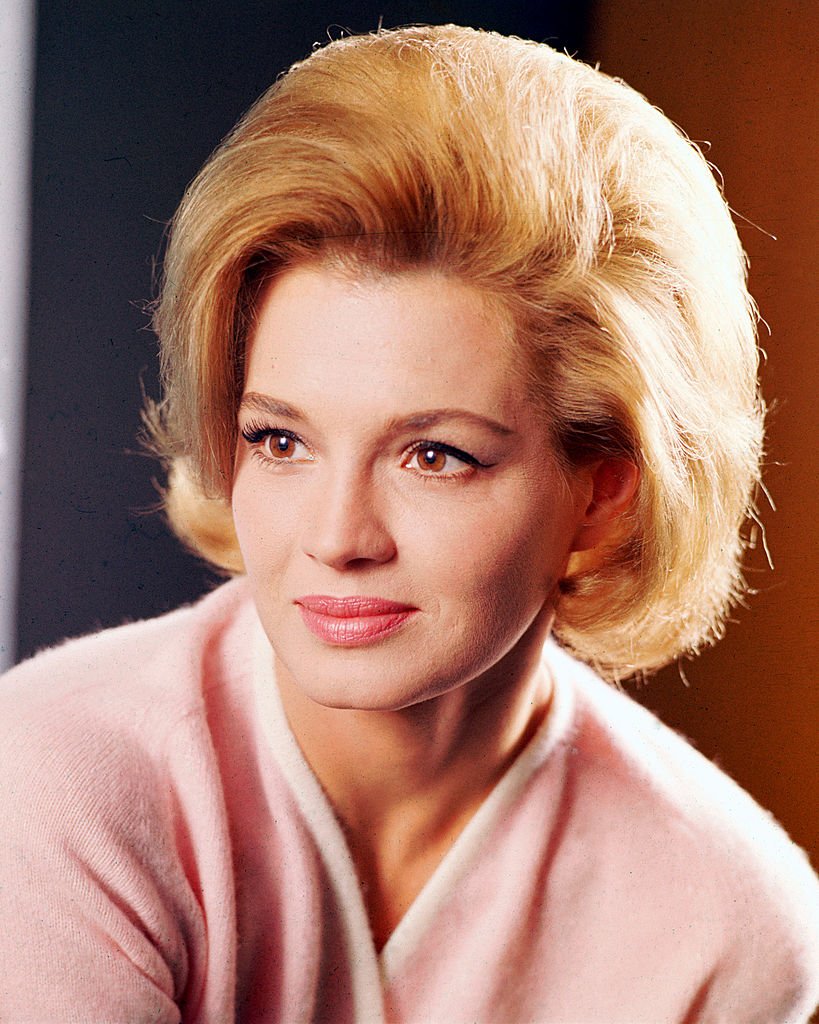 Photo de tête d'Angie Dickinson, actrice américaine, vers 1965. | Source : Getty Images