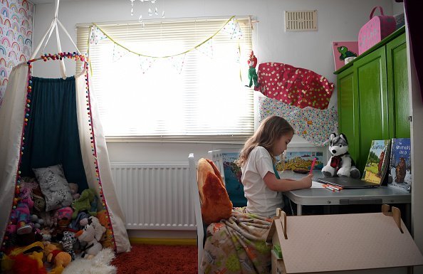 Une petite fille dans sa chambre.| Photo : Getty Images