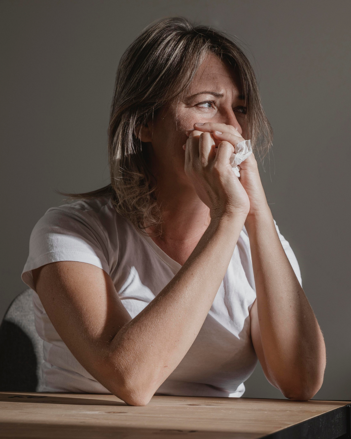 Une femme déprimée perdue dans ses pensées | Source : Freepik