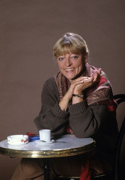 Genevieve Dormann. En France, en janvier 1983, posant assise à une table de café.|Photo : Getty Images.