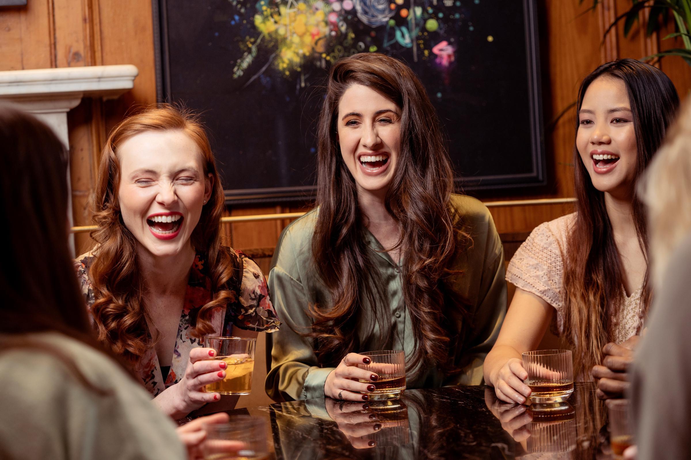 Amis en train de rire | Source : Unsplash