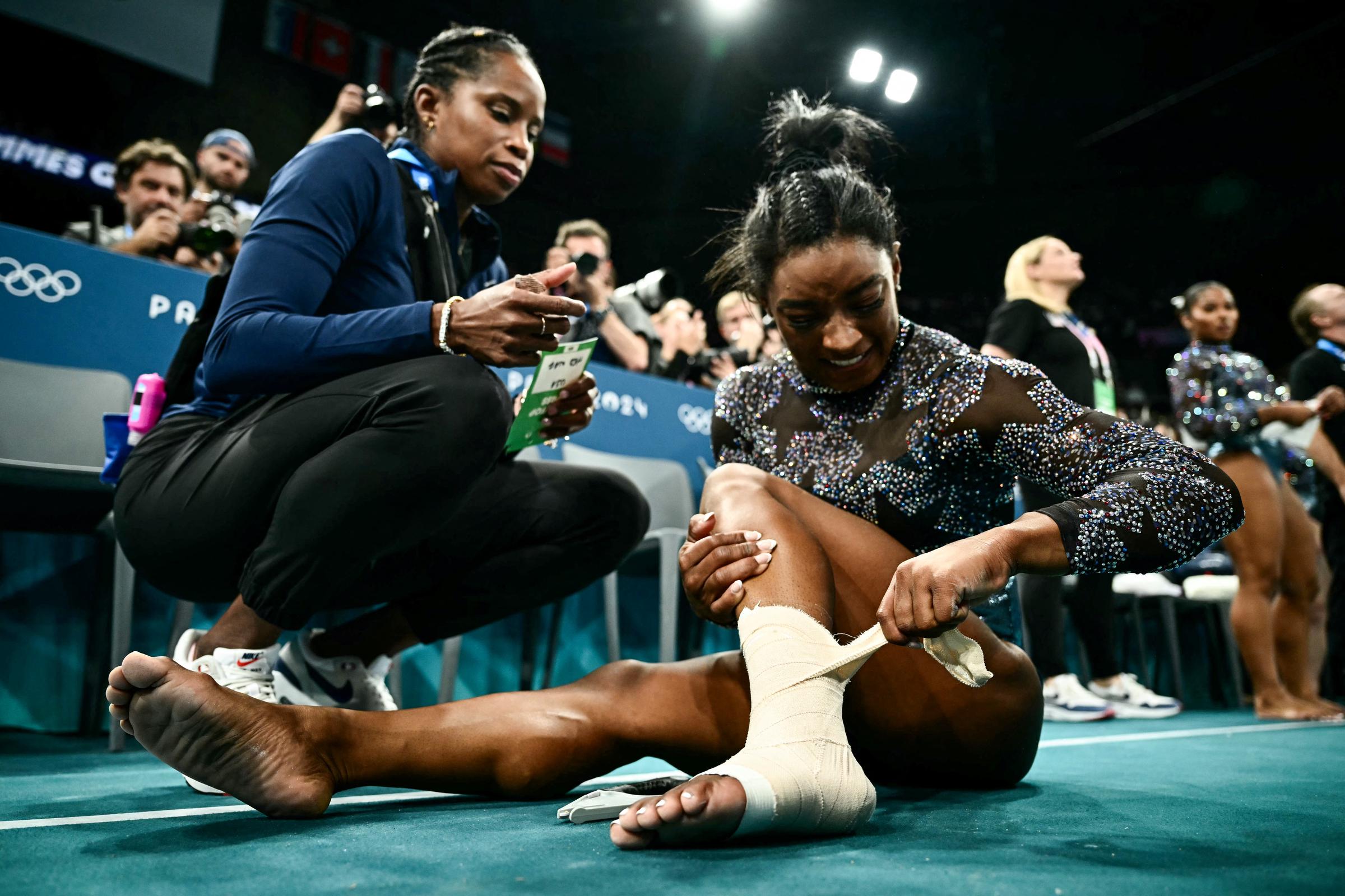 Marcia Faustin et Simone Biles lors des qualifications féminines de gymnastique artistique à Paris, France, le 28 juillet 2024 | Source : Getty Images