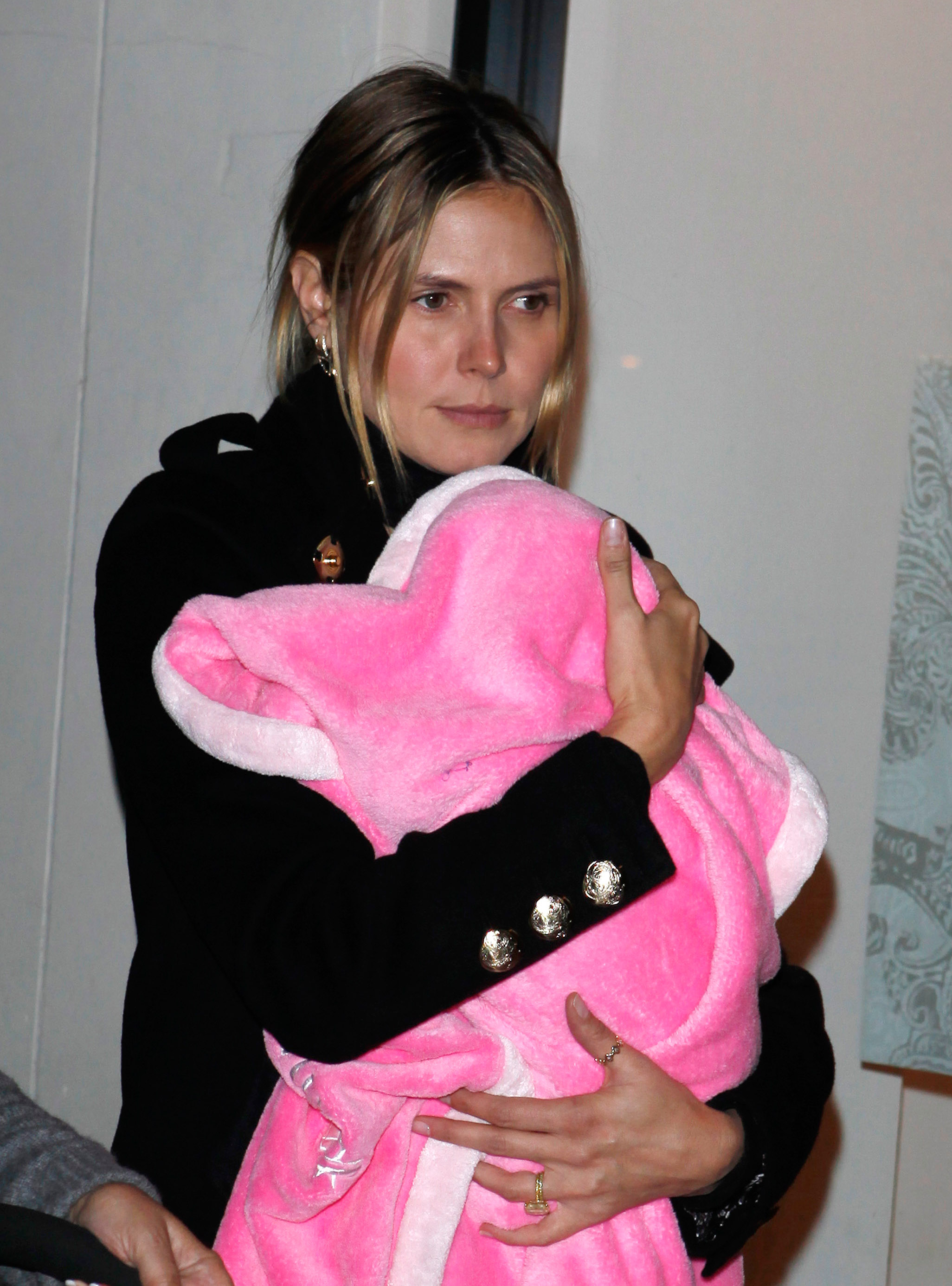 Heidi Klum dans les bras de sa fille Lou Samuel à Los Angeles le 6 décembre 2009. | Source : Getty Images