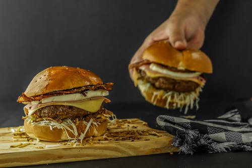 Quand elle a pris une bouchée de ce hamburger, Lacy a eu une grosse surprise | Source : Pexels