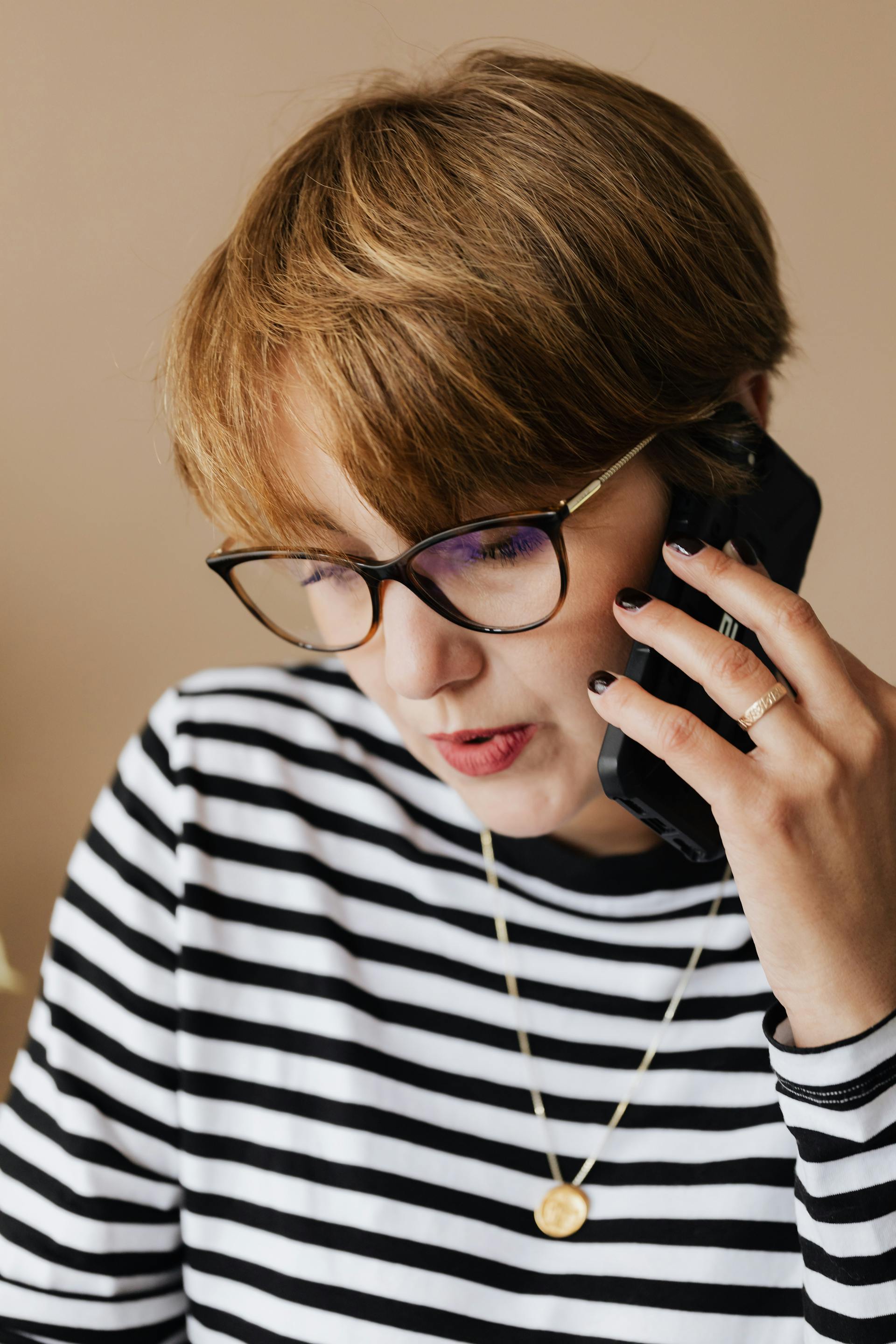 Une femme qui parle dans son téléphone portable | Source : Pexels