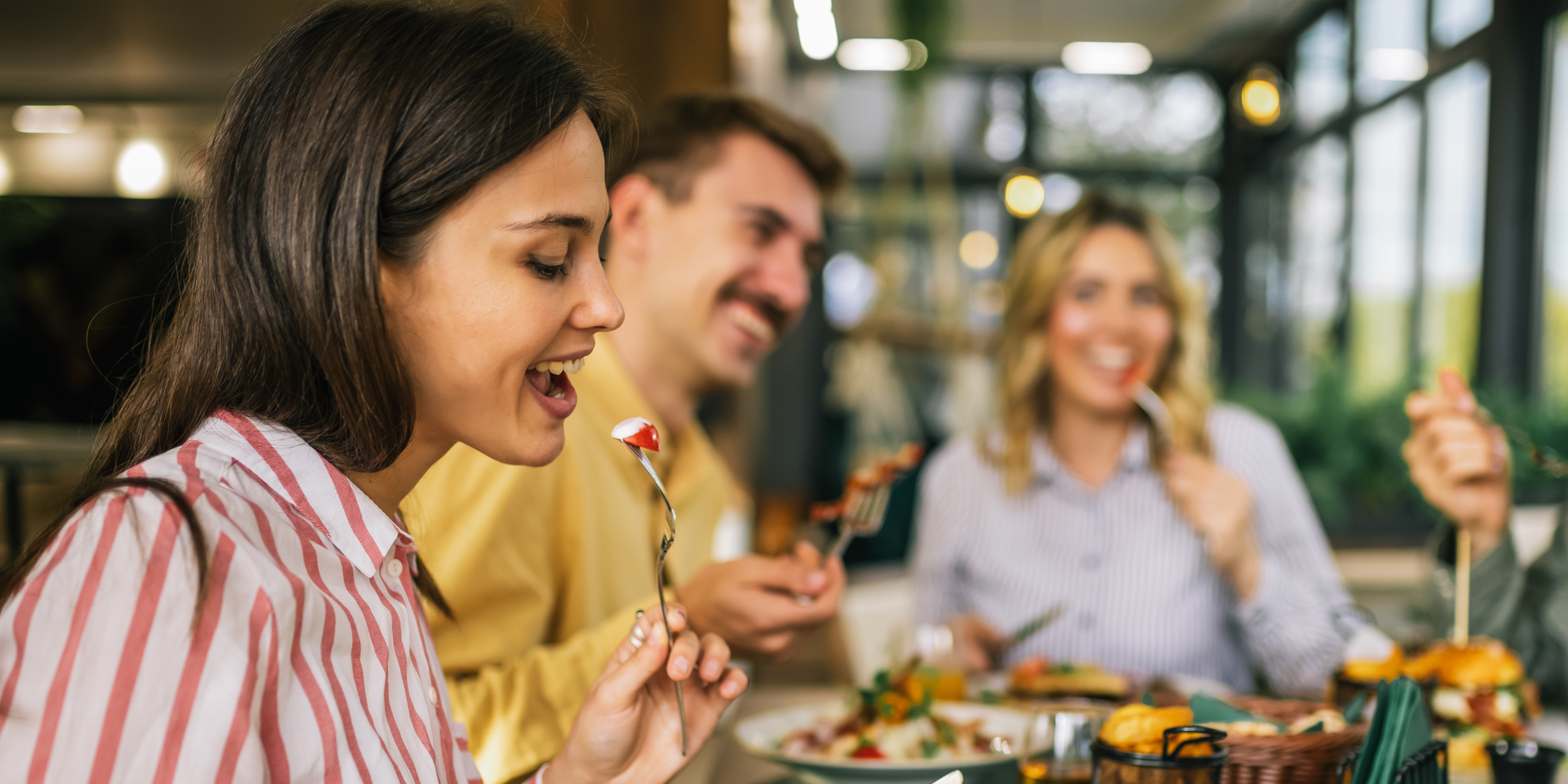 Des personnes assises dans un restaurant | Source : Shutterstock
