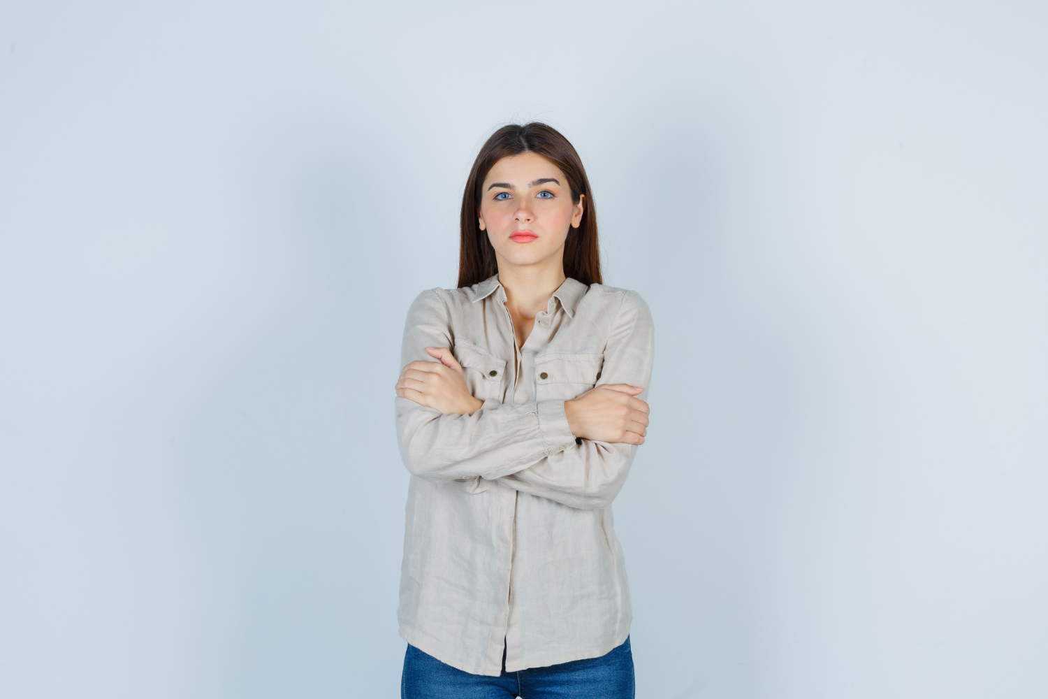 Une femme perdue dans ses pensées | Source : Freepik