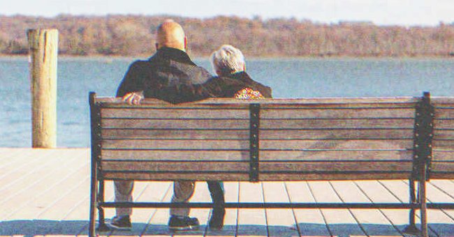 Vieux couple assis sur un banc | Source : Shutterstock