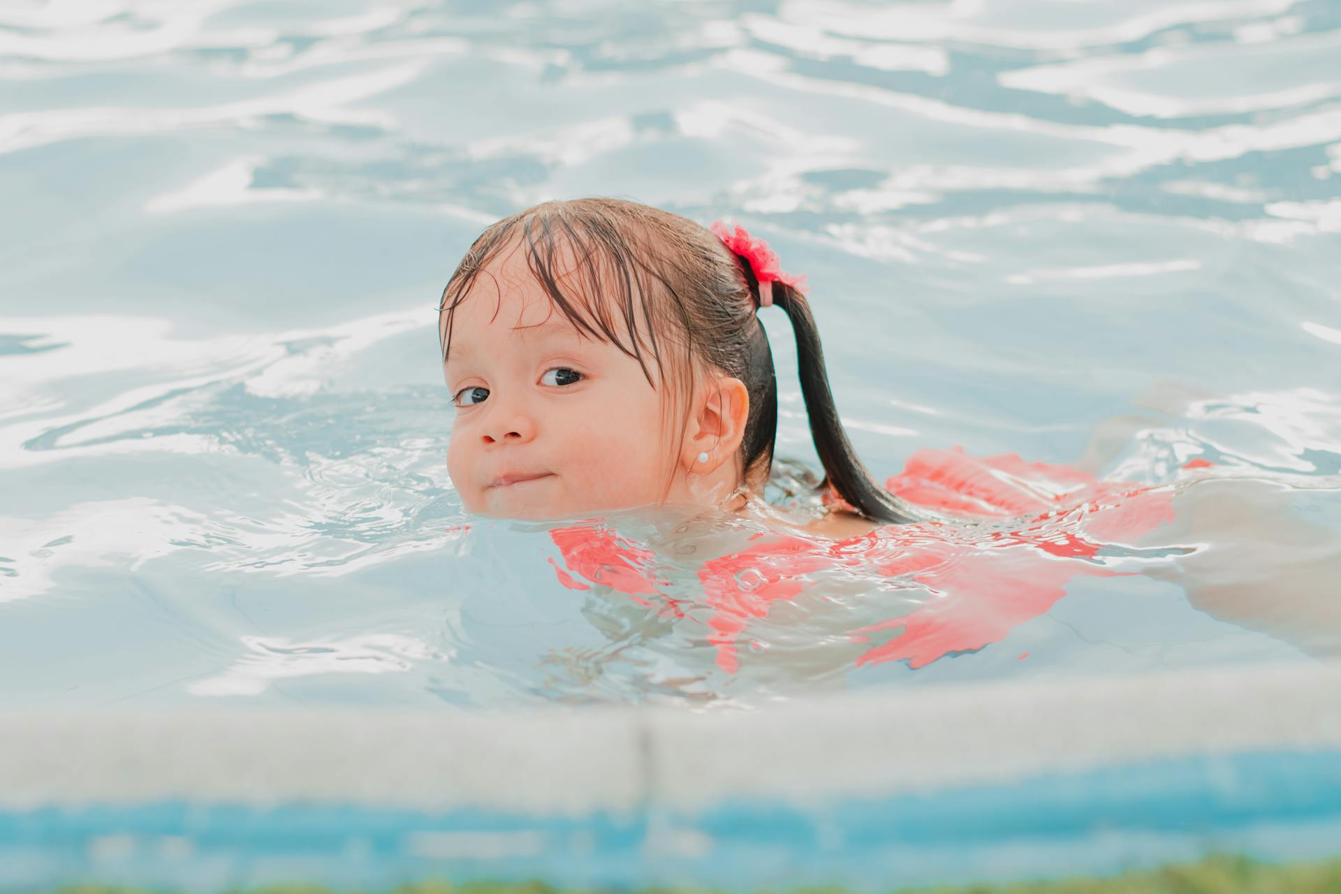 Une petite fille dans une piscine | Source : Unsplash