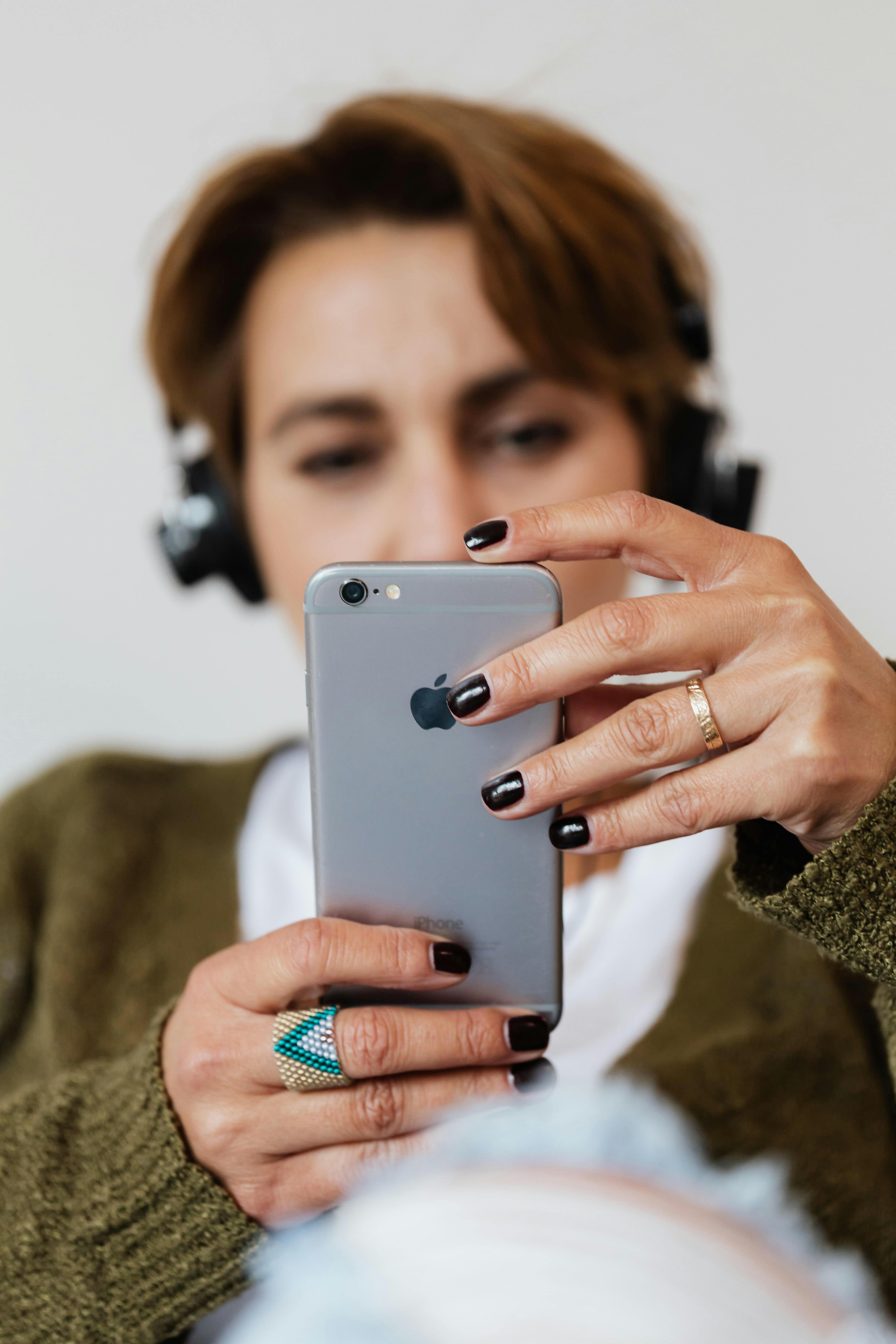 Une femme utilisant son téléphone | Source : Pexels