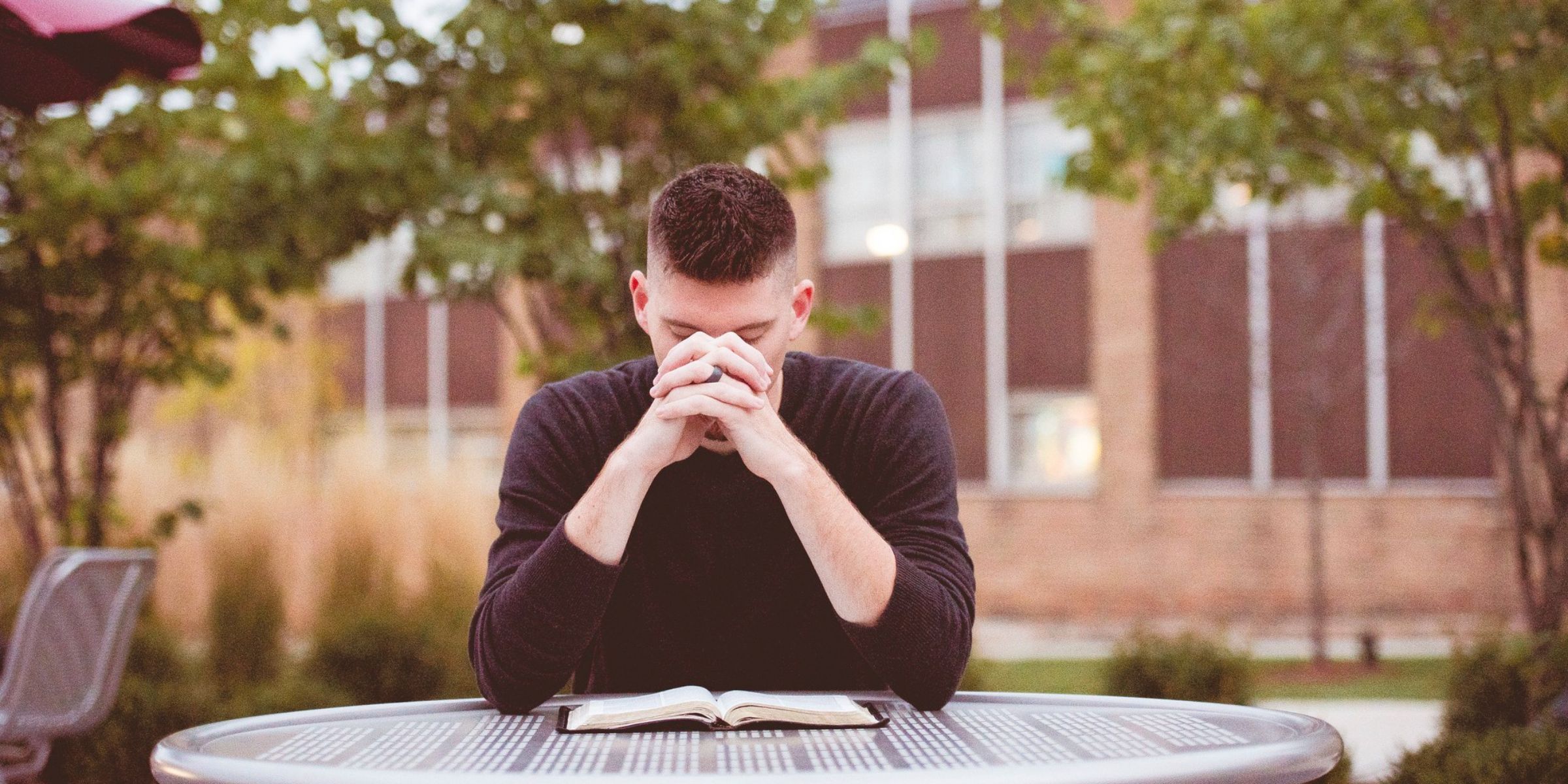 Un jeune homme tendu | Source : Freepik