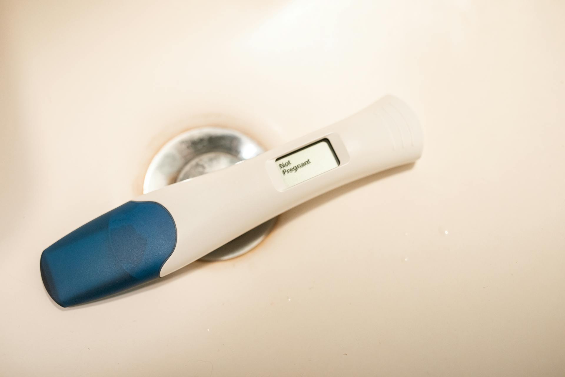Un test de grossesse donnant des résultats négatifs | Source : Pexels