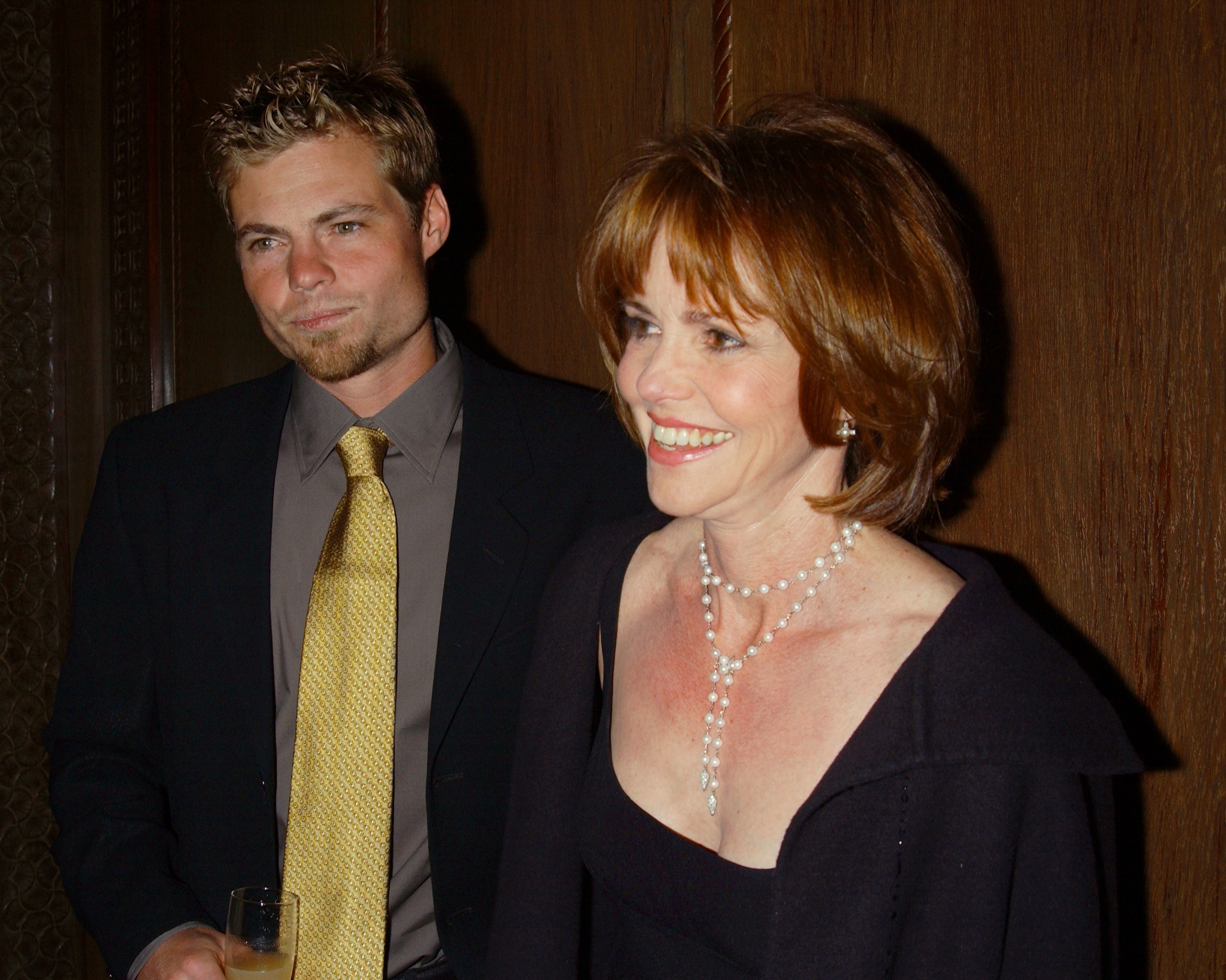 Eli Craig avec sa mère Sally Field lors du gala du 20e anniversaire de l'Institut Sundance | Source : Getty Images