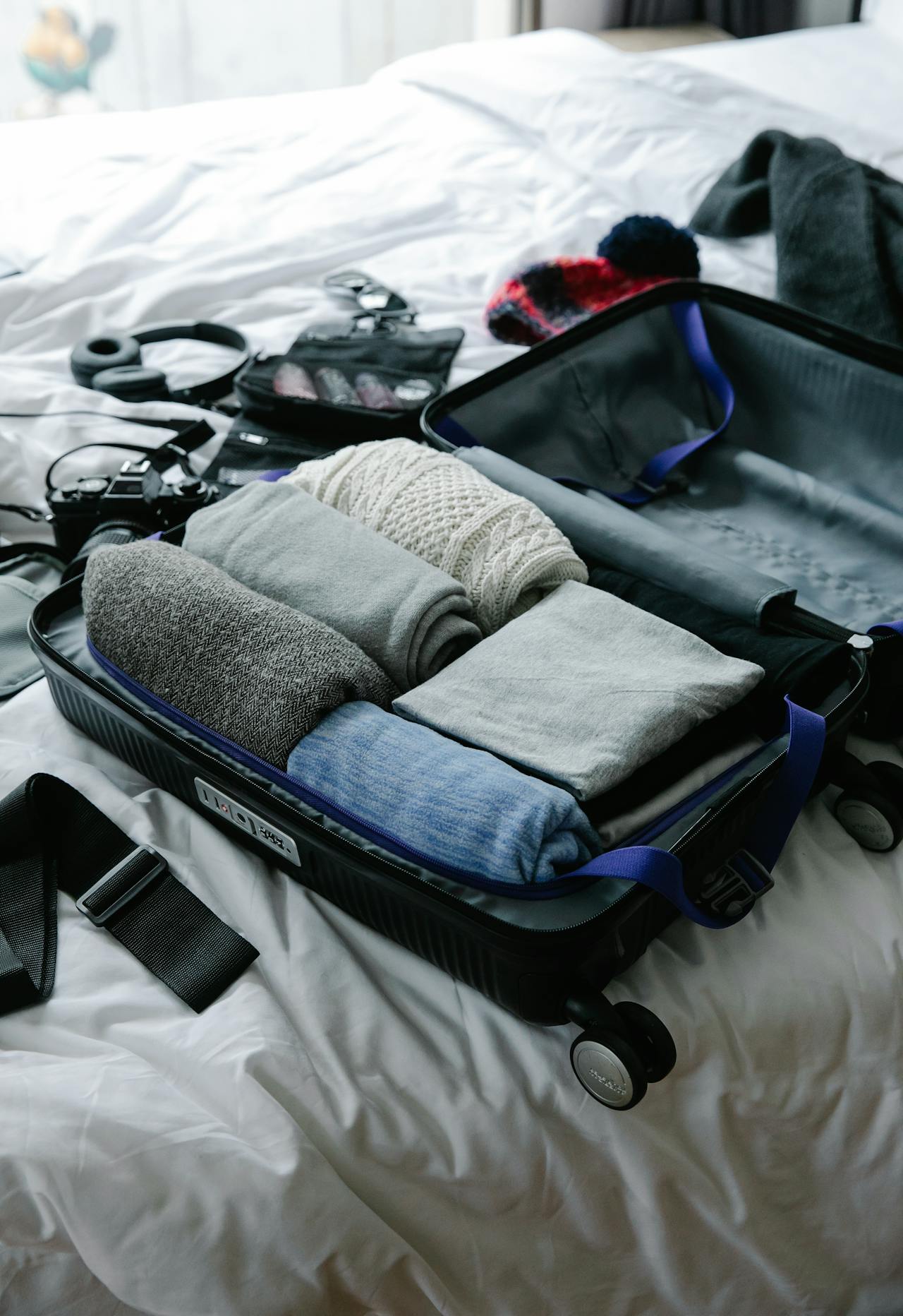 Vêtements dans une valise | Source : Pexels