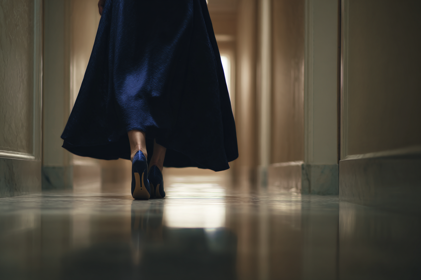 Une femme marchant dans un couloir | Source : Midjourney