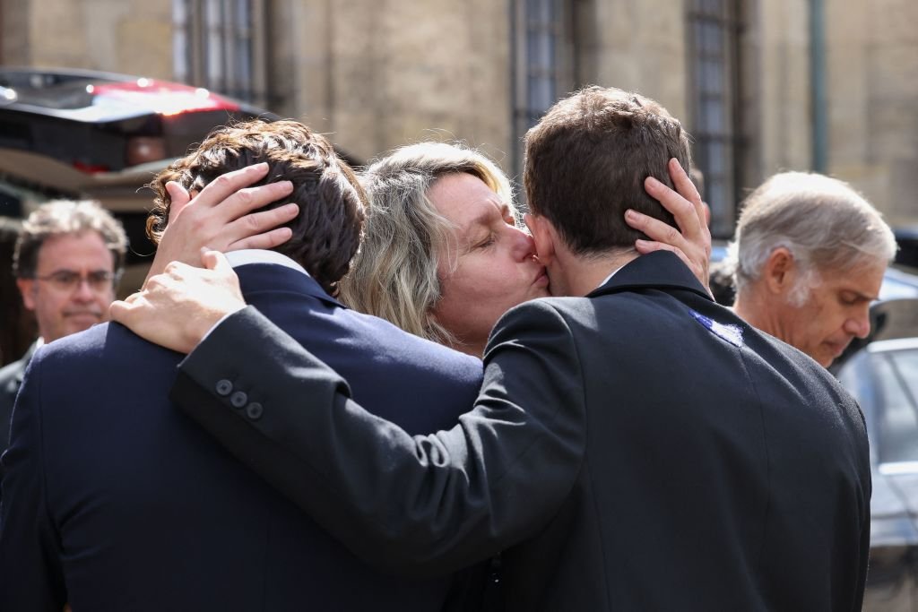 La belle-fille de Jean-Paul Belmondo, Luana Belmondo (C), embrasse des proches après la cérémonie d'obsèques de l'acteur français Jean-Paul Belmondo à l'église Saint-Germain-des-Pres à Paris, le 10 septembre 2021. | Photo : Getty Images