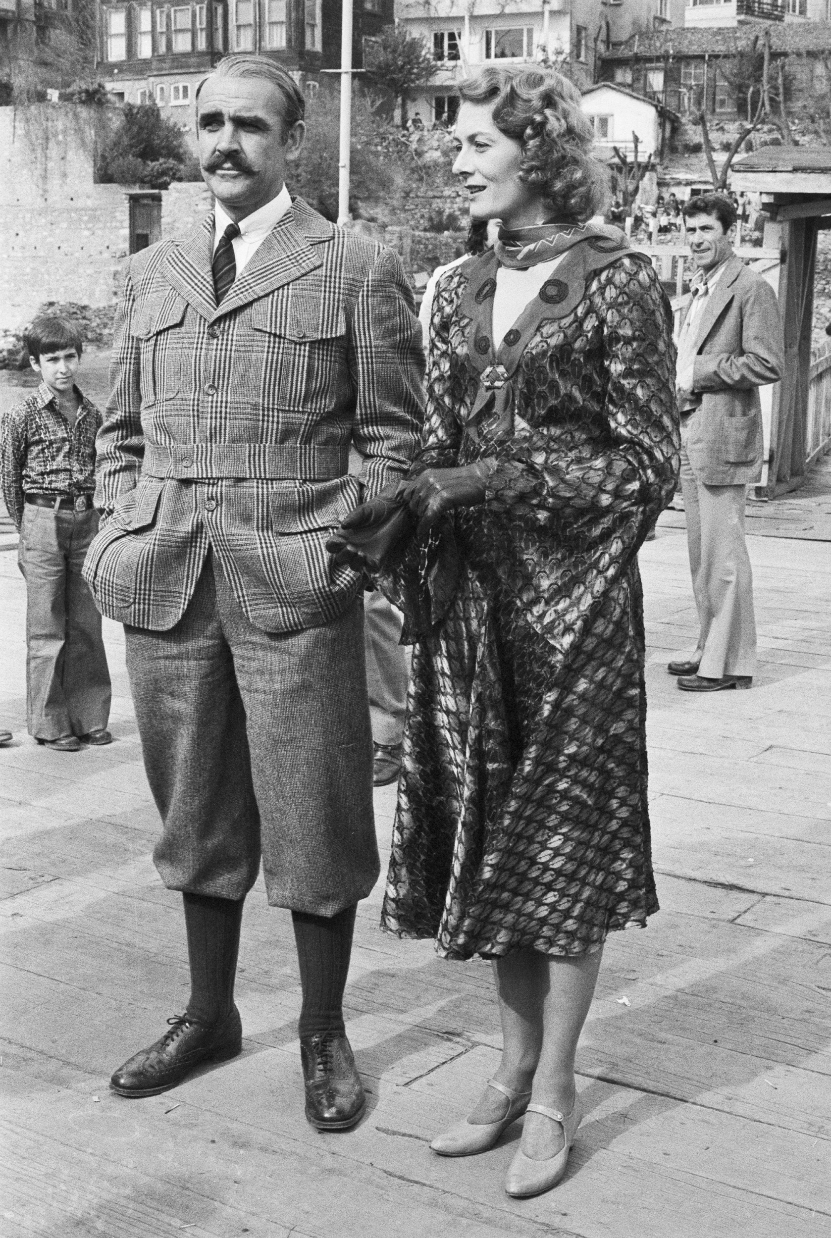 Sean Connery et l'actrice pendant le tournage de "Le Crime de l'Orient-Express" le 21 mai 1974 à Istanbul | Source : Getty Images