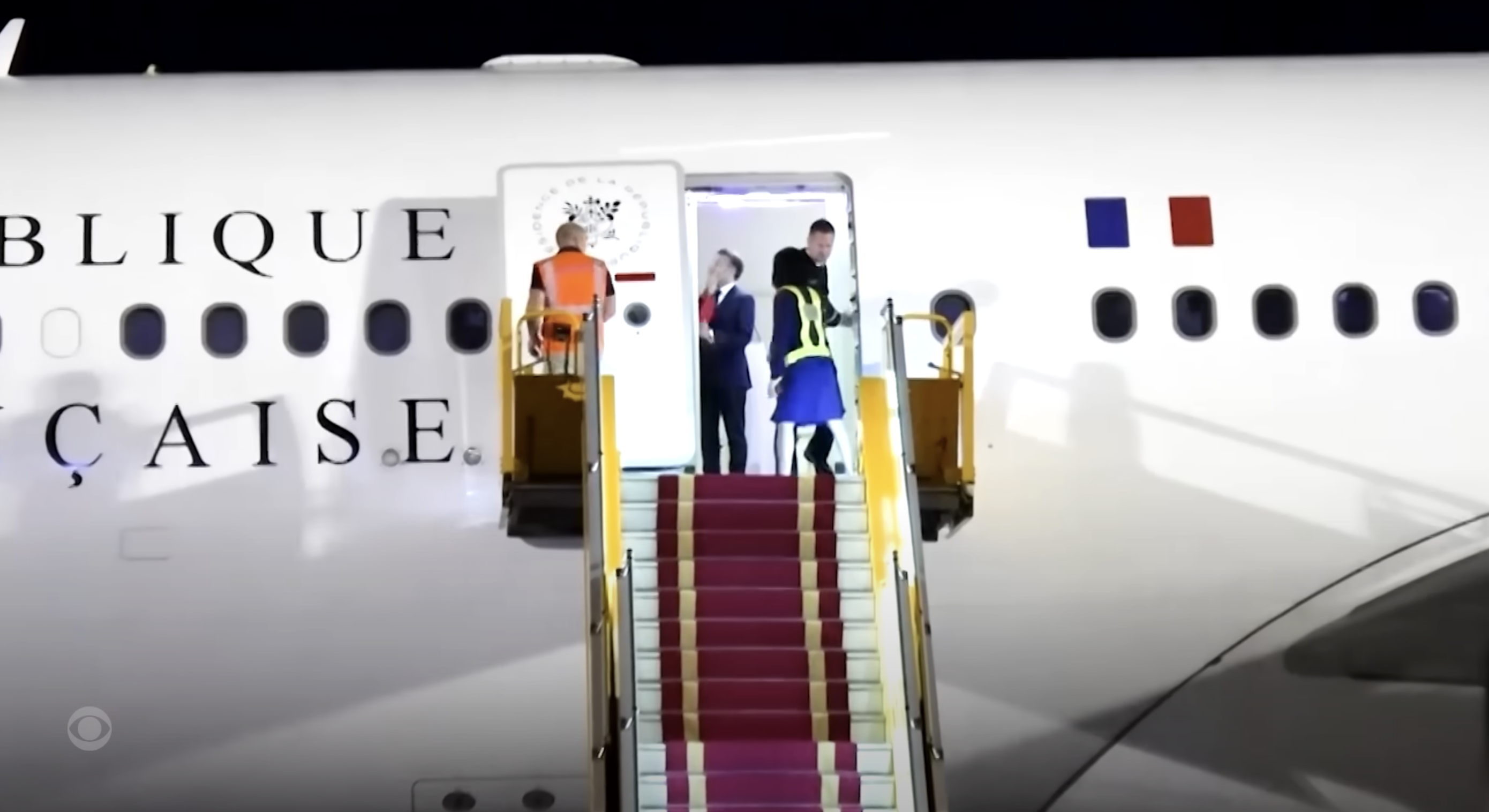L'altercation controversée d'Emmanuel et Brigitte dans un avion, tirée d'une vidéo datant du 27 mai 2025. | Source : YouTube/CBS News