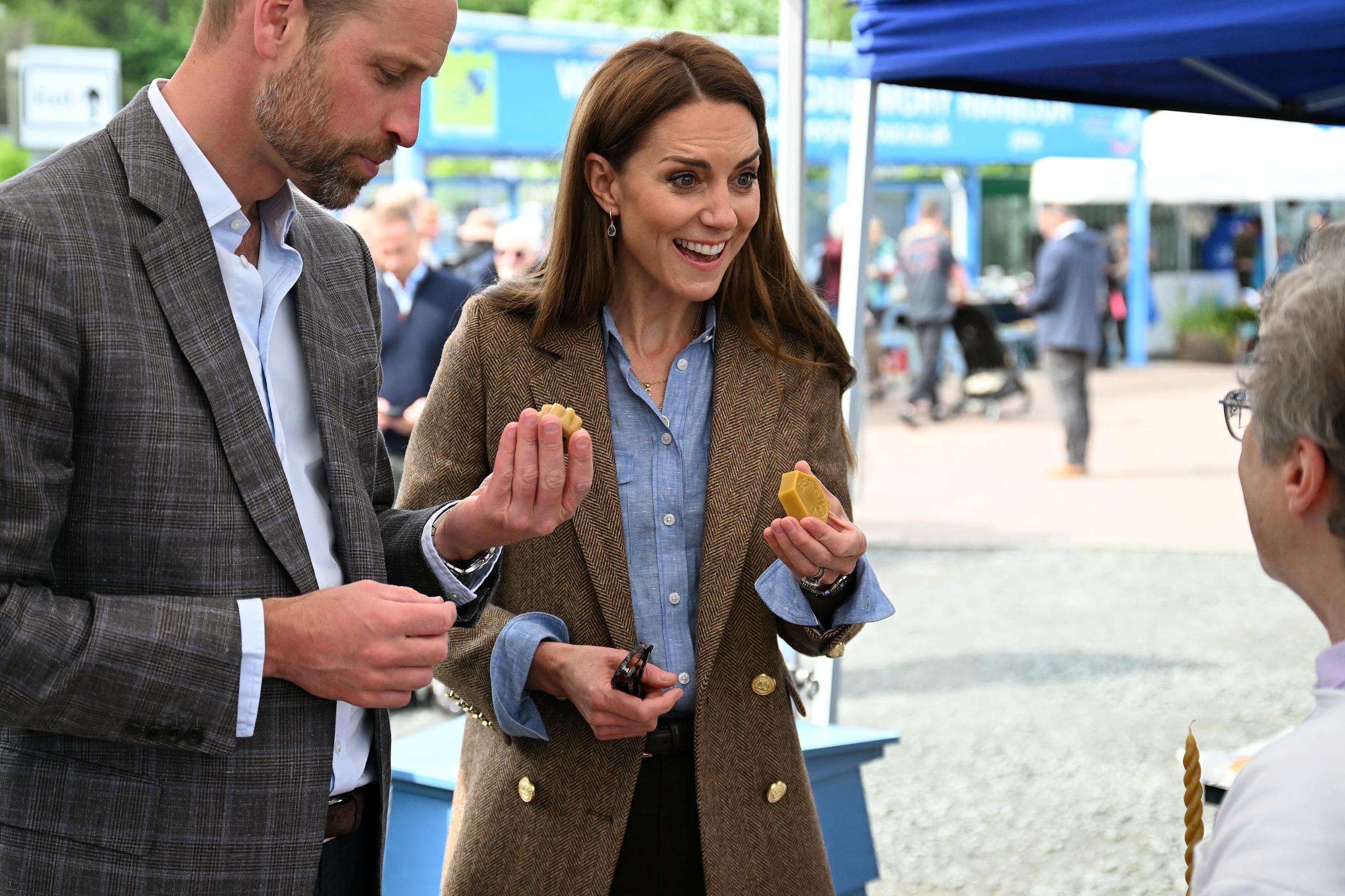 Catherine sourit largement alors qu'elle déguste des produits locaux sur un étal du marché de Tobermory. La princesse de Galles a montré un réel intérêt pour les produits proposés lorsqu'elle et William ont fait le tour de la ville pour rencontrer les habitants et mettre en avant les efforts de la communauté en matière de développement durable.
